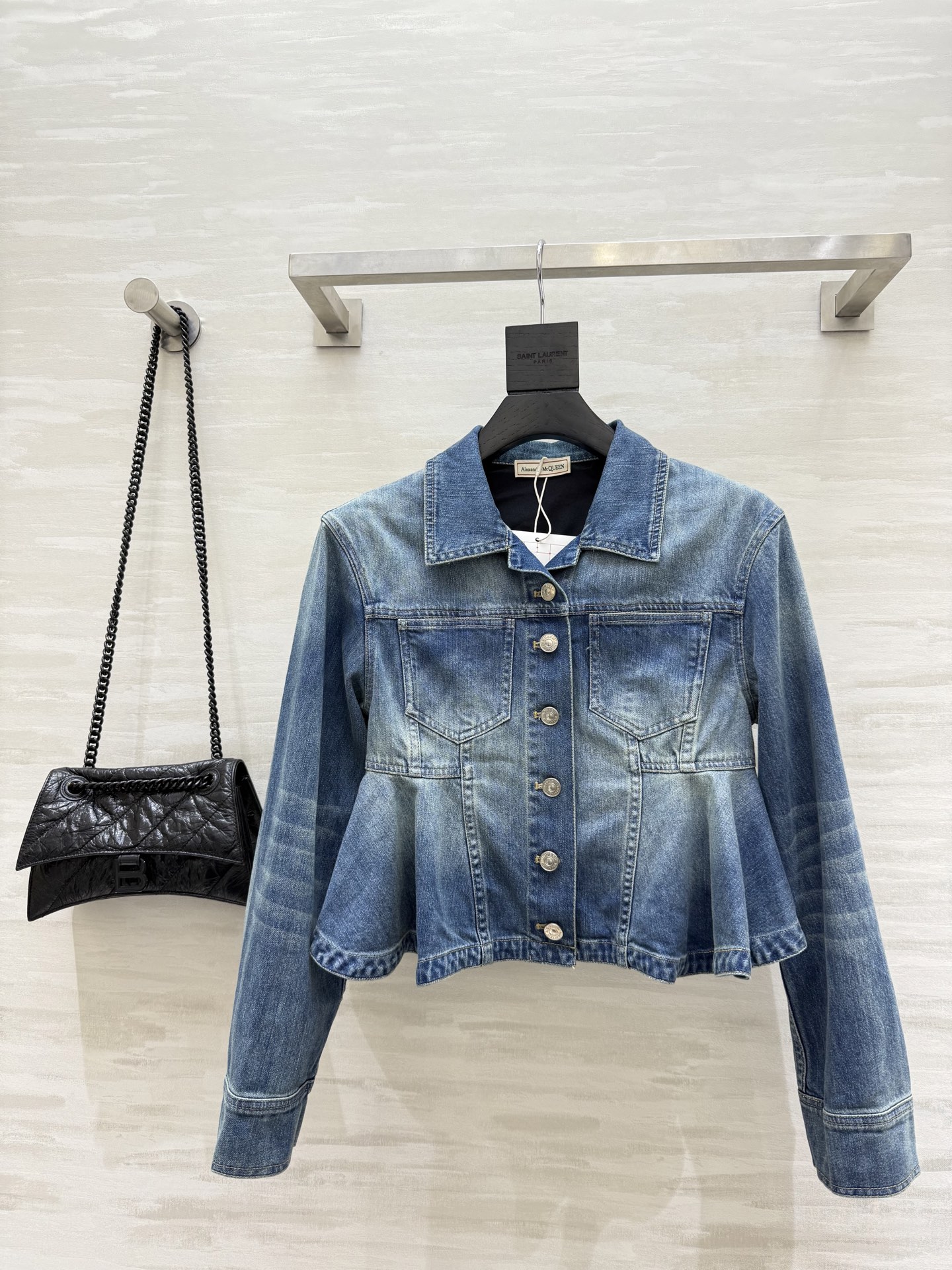 NO:496817,#alexandermcquee early autumn new style retro wash design denim jacket high quality spot sizeS/M/L (size s bust 94, 45 length, jackets & coats, alexander wang19860909#alexandermcquee早秋新款 复古洗水设计感牛仔外套 高品质 现货来sizeS/M/L（s码胸围94,衣长45,,jackets & coats,alexander wang,Women's clothing
