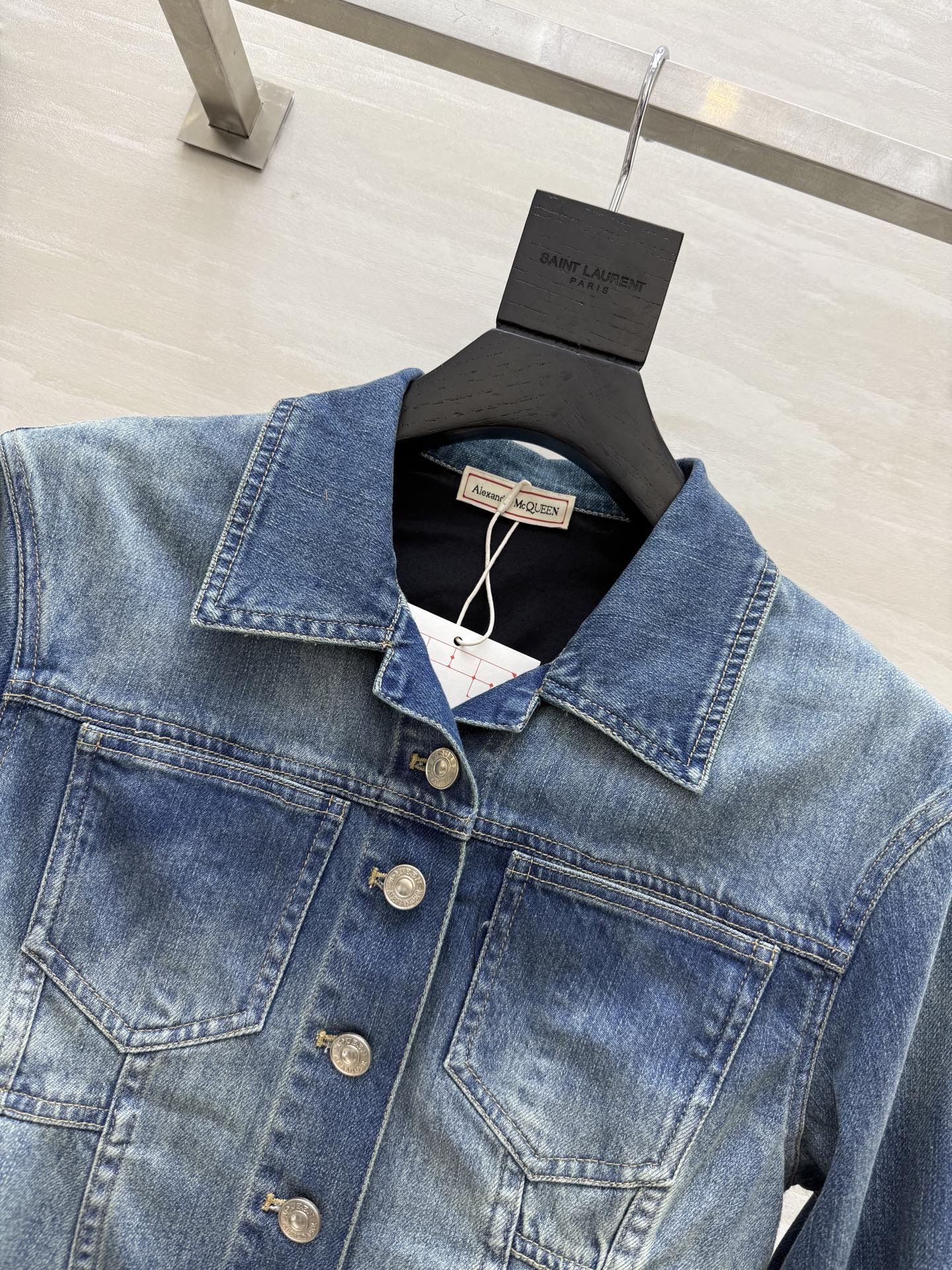 #alexandermcquee♡²⁵早秋新款 复古洗水设计感牛仔外套 高品质 现货来size：S/M/