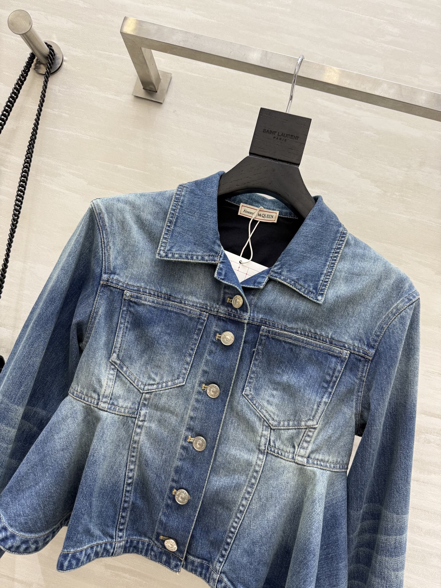 #alexandermcquee♡²⁵早秋新款 复古洗水设计感牛仔外套 高品质 现货来size：S/M/