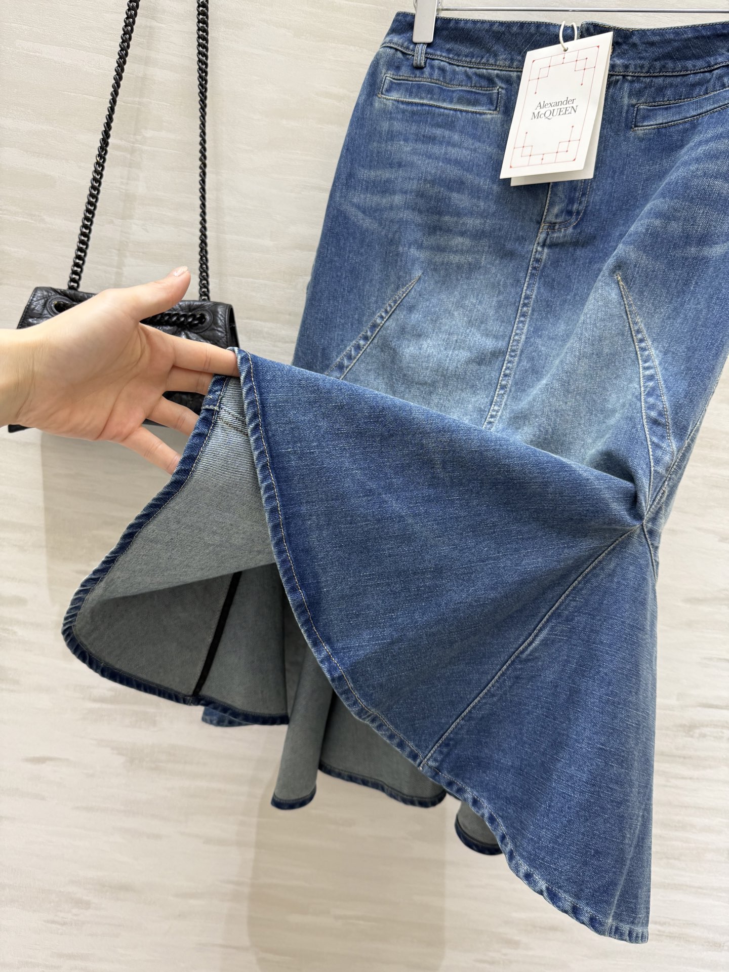 #alexandermcquee♡²⁵早秋新款 复古洗水设计感鱼尾牛仔半裙 高品质 现货来size：S/