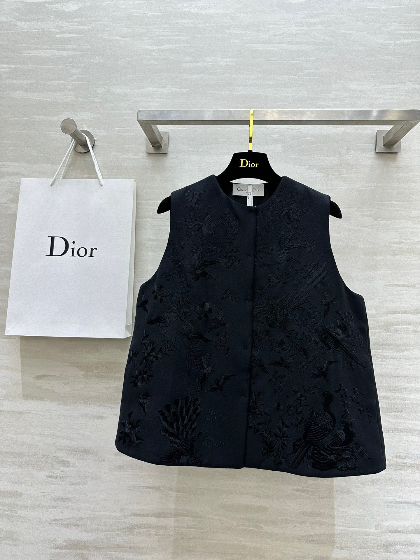 NO:496850,#DIO new autumn and winter style heavy industry embroidered silk vest, ultimate exquisite embroidery luxury high-end custom silk fabric, three-dimensional tailoring style, high-quality customization, spot first-time sizeS/M/L (M size bust 106, 60 length),,dior,alexander wang19860909#DIO秋冬新款 重工刺绣丝毛马甲 极致精致刺绣奢华高级 定制丝毛面料 立体剪裁版型 高品质定制 现货首发sizeS/M/L（M码胸围106,衣长60）,,dior,alexander wang,Women's clothing