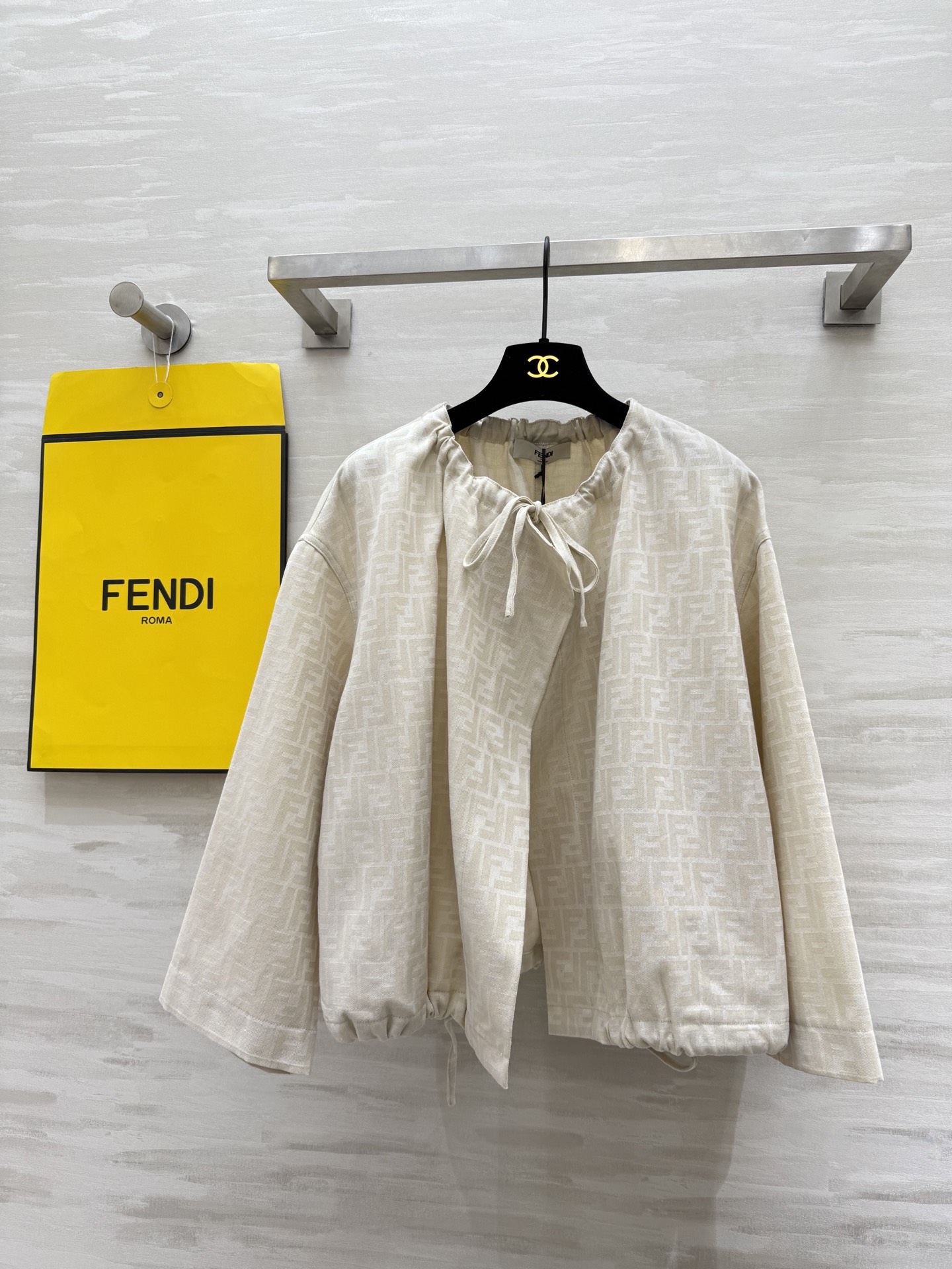 NO:499472,#FEND early autumn new style FF letter printed cape jacket high quality customization spot first sizeS/M/L (size size 150, 55 length), fendi, jackets & coats, alexander wang19860909#FEND早秋新款 FF字母印花斗篷外套 高品质定制 现货首发sizeS/M/L（s码胸围150,衣长55）,,fendi,jackets & coats,alexander wang,Women's clothing