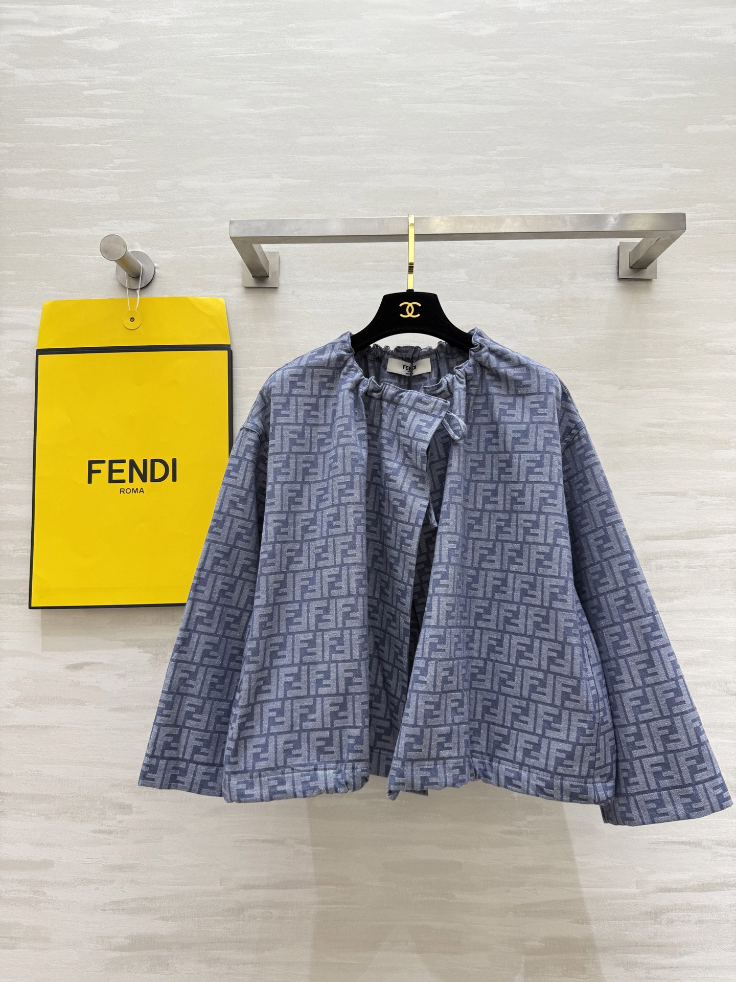 NO:499484,#FEND early autumn new style FF letter printed cape jacket high quality customization spot first sizeS/M/L (size size 150, 55 length), fendi, jackets & coats, alexander wang19860909#FEND早秋新款 FF字母印花斗篷外套 高品质定制 现货首发sizeS/M/L（s码胸围150,衣长55）,,fendi,jackets & coats,alexander wang,Women's clothing