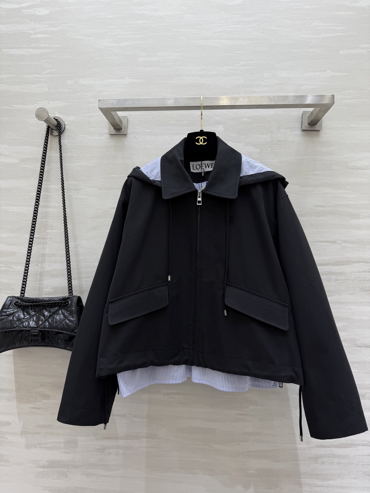 NO:500177,#Loew early autumn new style, fake two-piece design hooded jacket, high quality customization, spot sizeS/M/L (size s size 50 shoulder width, bust 118, 56 length),,loewe, jackets & coats,hats,alexander wang19860909#Loew早秋新款 假两件设计感连帽外套 高品质定制 现货来sizeS/M/L（s码肩宽50,胸围118,衣长56）,,loewe,jackets & coats,hats,alexander wang,Women's clothing