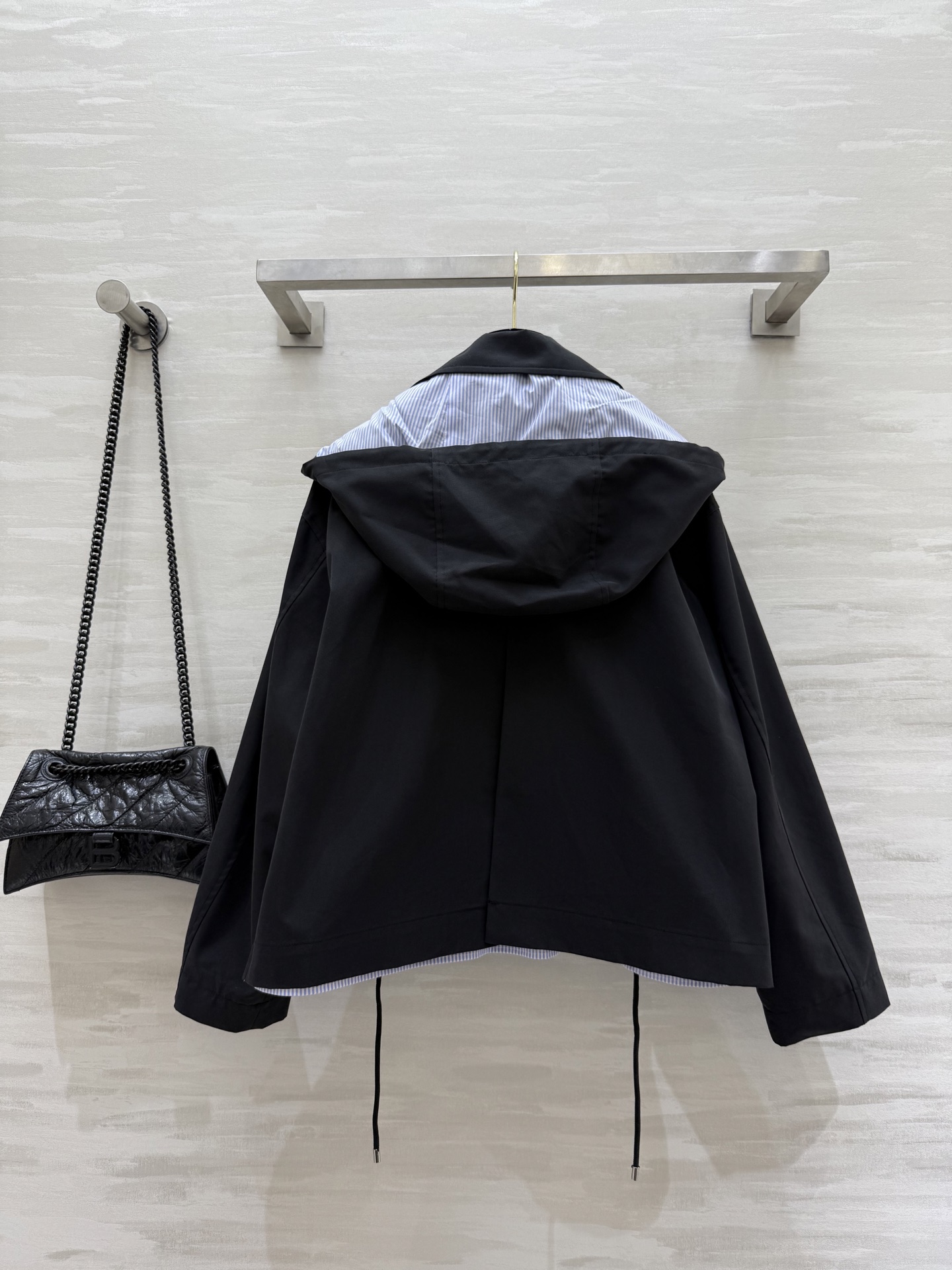 #Loew♡²⁵早秋新款 假两件设计感连帽外套 高品质定制 现货来size：S/M/L（s码肩宽：50，