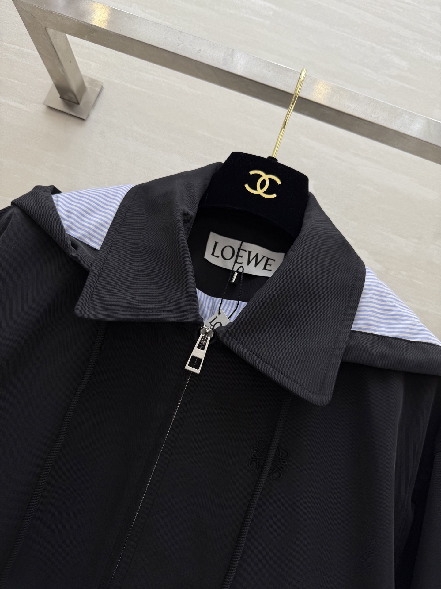 #Loew♡²⁵早秋新款 假两件设计感连帽外套 高品质定制 现货来size：S/M/L（s码肩宽：50，