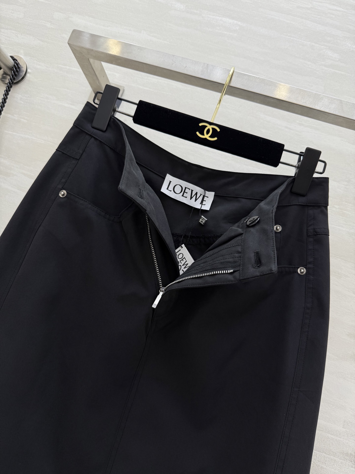 #Loew♡²⁵早秋新款 不规则剪裁设计半裙 高品质 现货来size：S/M/L（s码腰围：66，臀围：