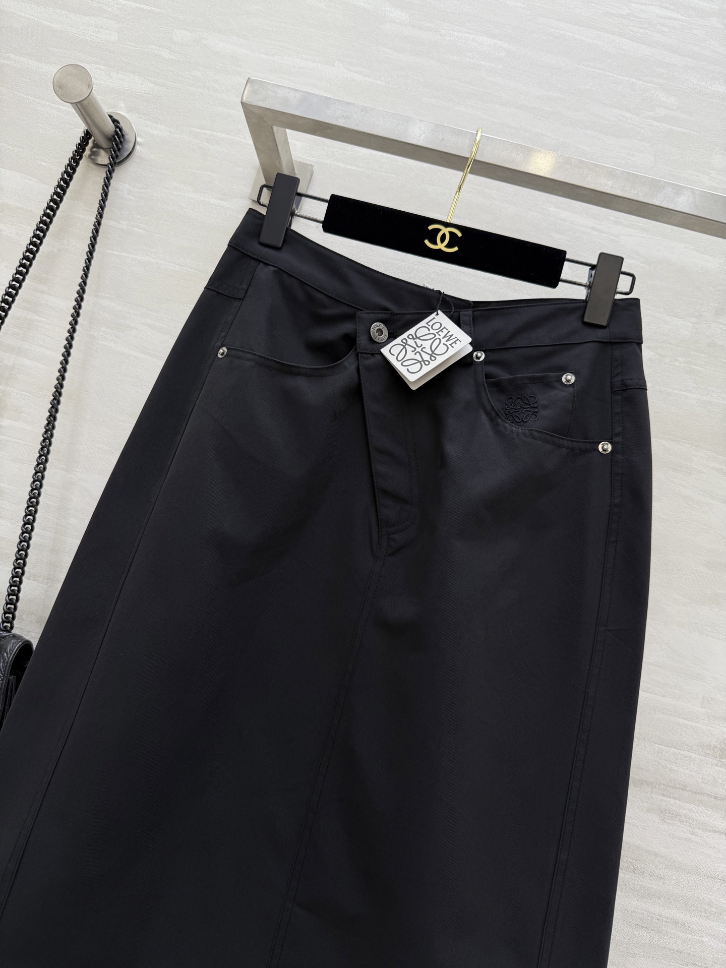 #Loew♡²⁵早秋新款 不规则剪裁设计半裙 高品质 现货来size：S/M/L（s码腰围：66，臀围：