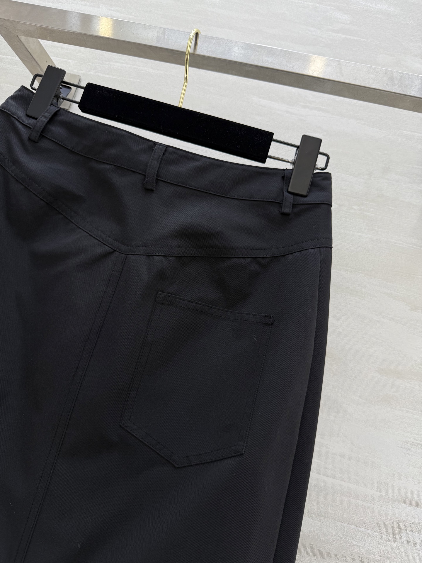 #Loew♡²⁵早秋新款 不规则剪裁设计半裙 高品质 现货来size：S/M/L（s码腰围：66，臀围：