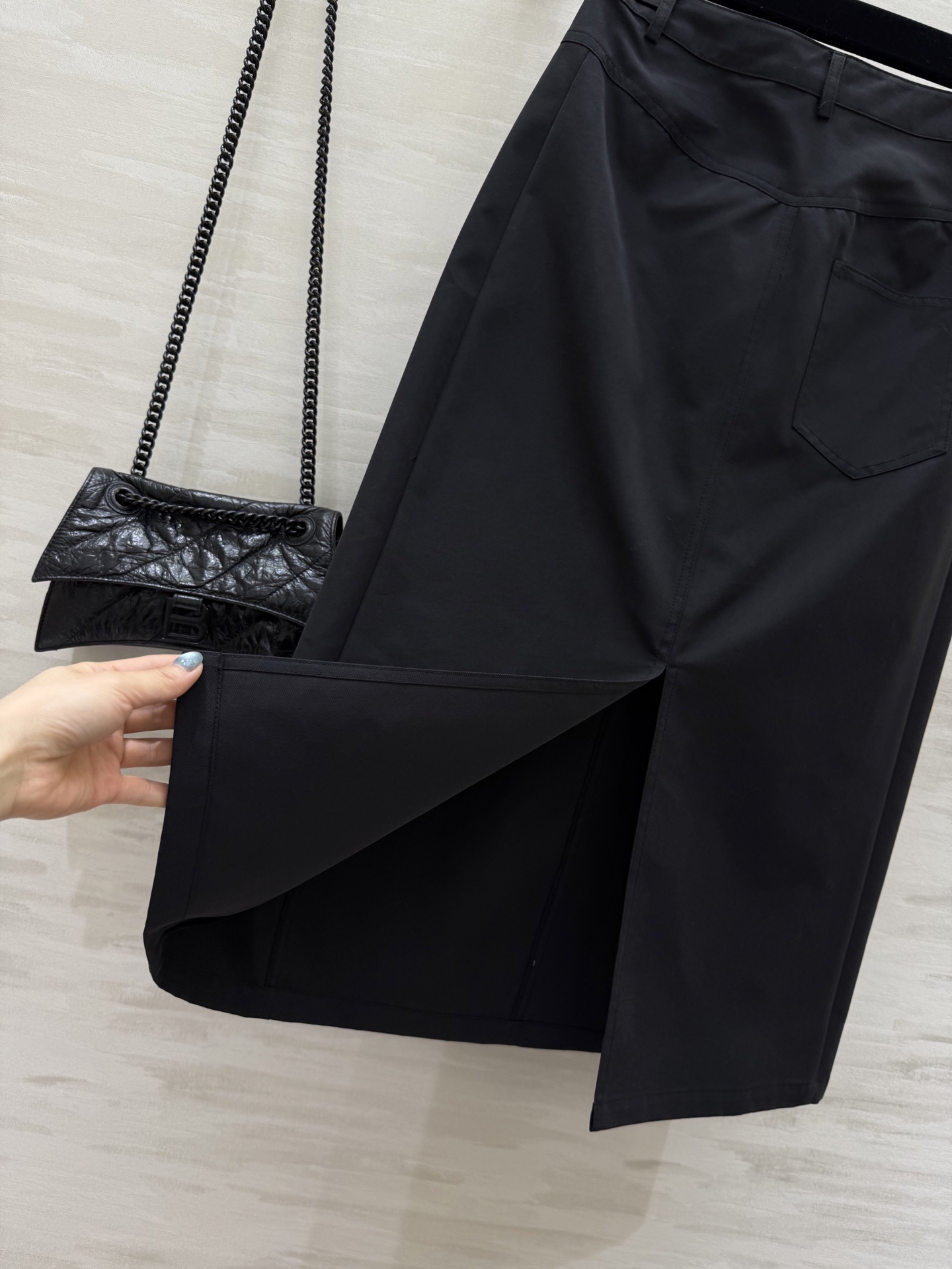 #Loew♡²⁵早秋新款 不规则剪裁设计半裙 高品质 现货来size：S/M/L（s码腰围：66，臀围：