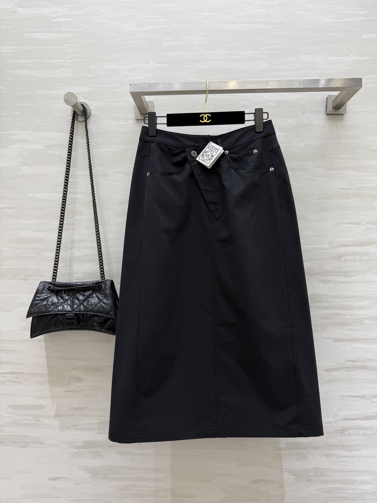 NO:500181,#Loew early autumn new style irregular tailoring skirt high quality spot sizeS/M/L (size size 66, hip circumference 92, skirt length 79), loewe, skirt circumference 79, alexander wang19860909#Loew早秋新款 不规则剪裁设计半裙 高品质 现货来sizeS/M/L（s码腰围66,臀围92,裙长79）,,loewe,skirts,alexander wang,Women's clothing