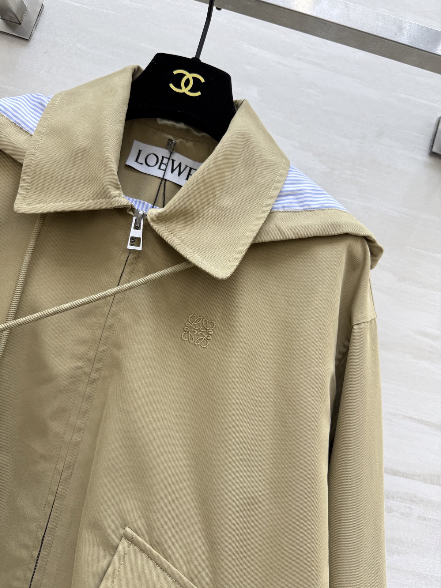 #Loew♡²⁵早秋新款 假两件设计感连帽外套 高品质定制 现货来size：S/M/L（s码肩宽：50，