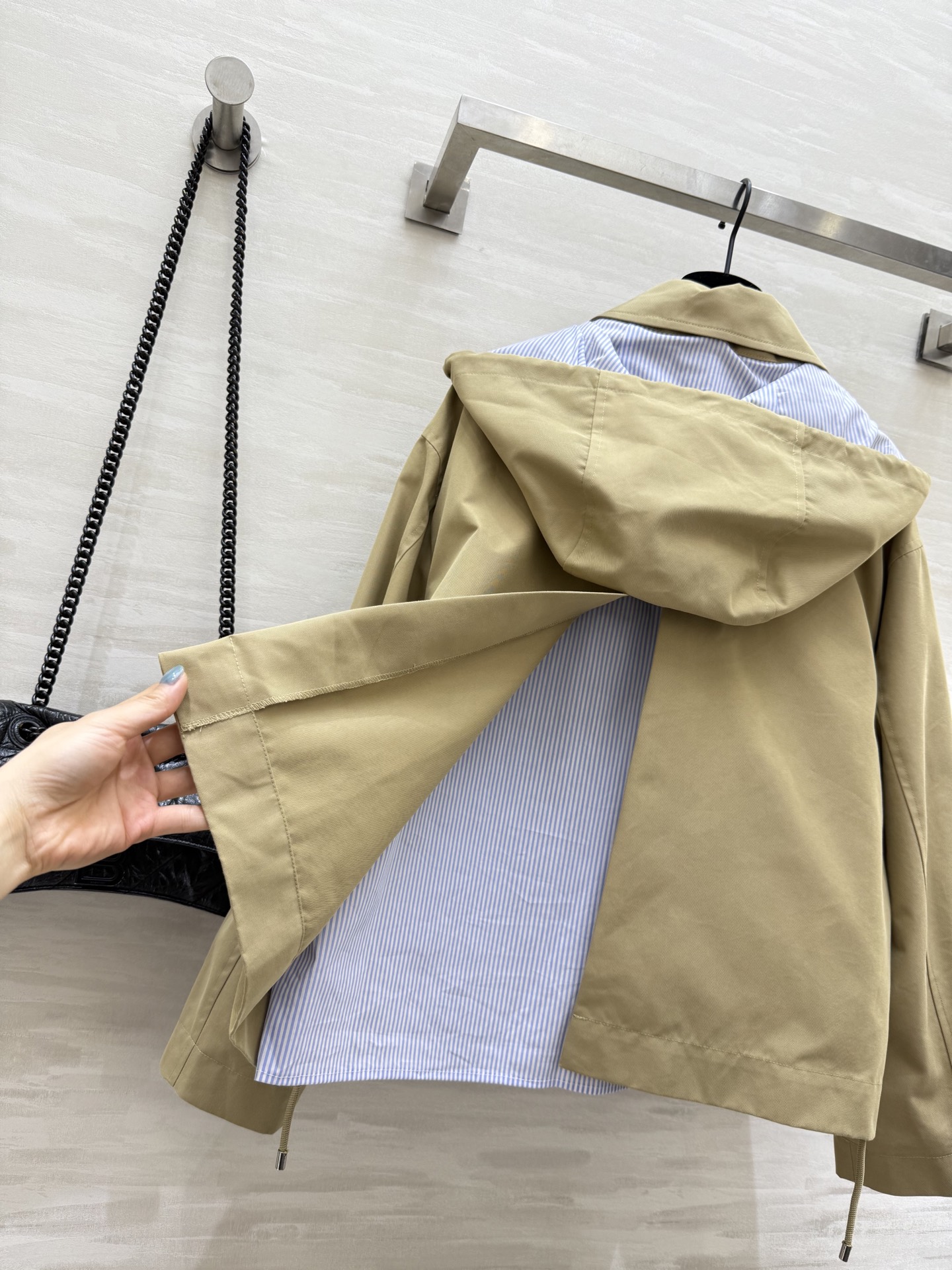 #Loew♡²⁵早秋新款 假两件设计感连帽外套 高品质定制 现货来size：S/M/L（s码肩宽：50，