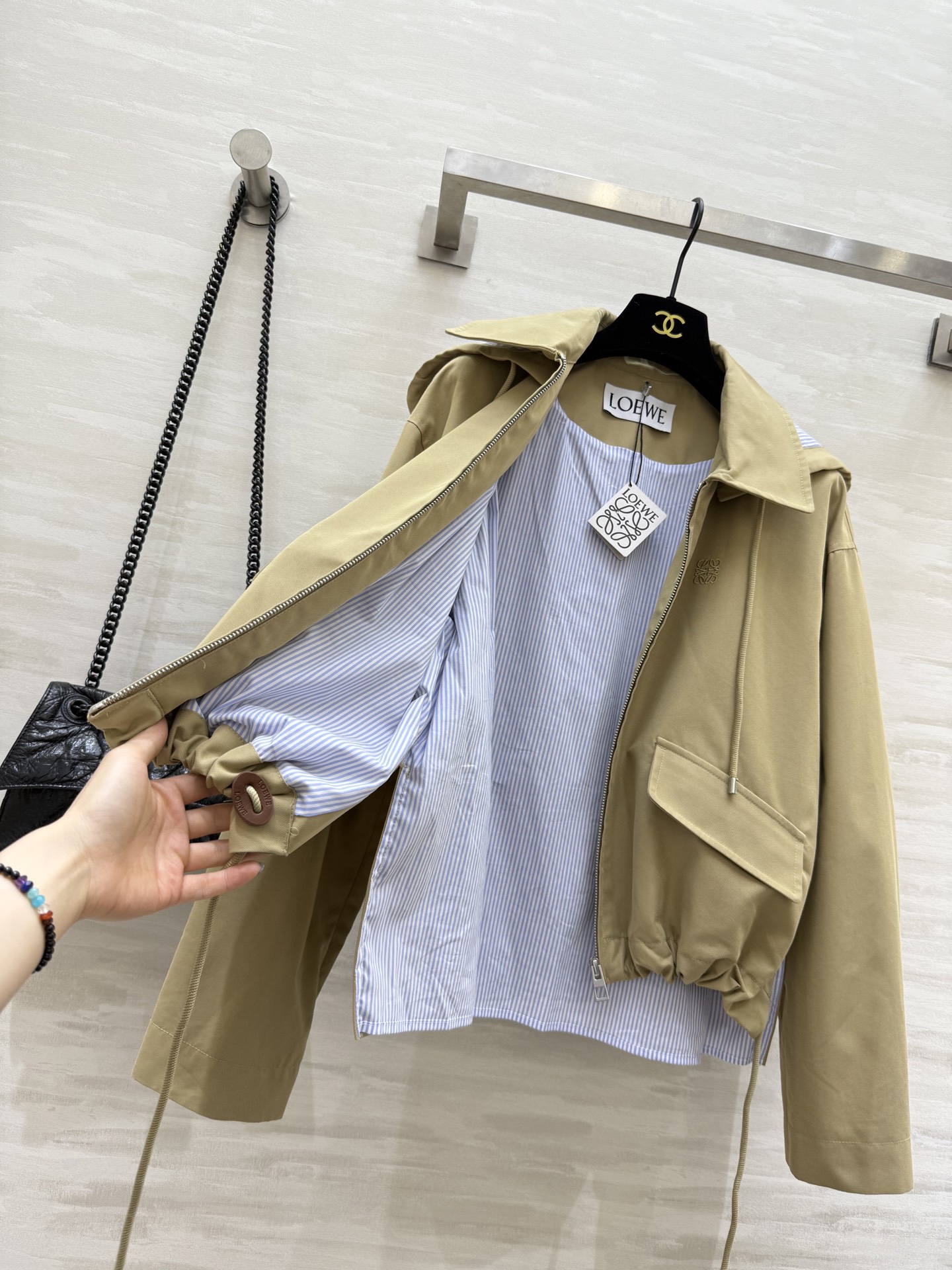 #Loew♡²⁵早秋新款 假两件设计感连帽外套 高品质定制 现货来size：S/M/L（s码肩宽：50，