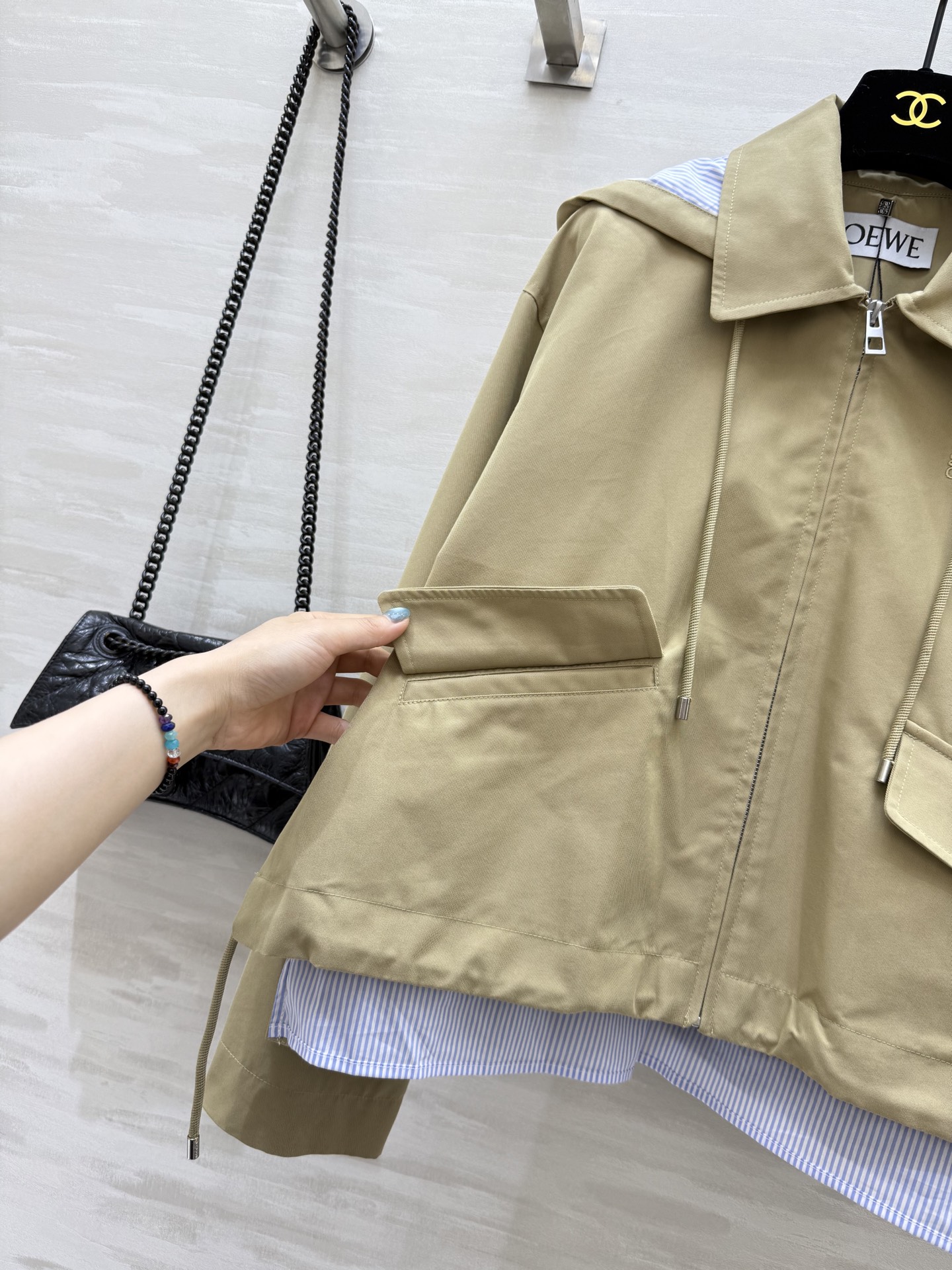 #Loew♡²⁵早秋新款 假两件设计感连帽外套 高品质定制 现货来size：S/M/L（s码肩宽：50，