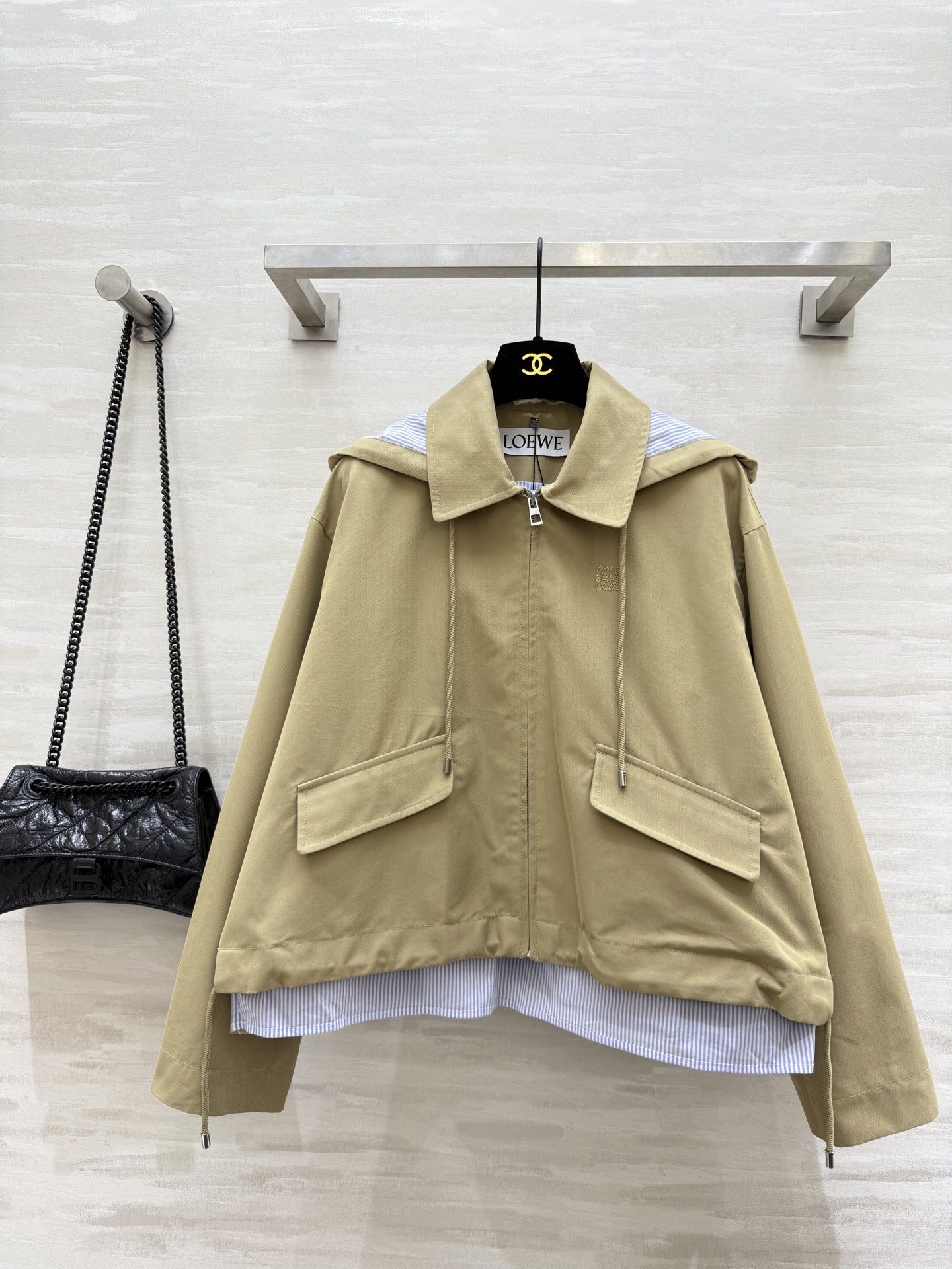 NO:500185,#Loew early autumn new style, fake two-piece design hooded jacket, high quality customization, spot sizeS/M/L (size s shoulder width 50, bust 118, length 56, loewe, jackets & coats, hats, alexander wang19860909#Loew早秋新款 假两件设计感连帽外套 高品质定制 现货来sizeS/M/L（s码肩宽50,胸围118,衣长56,,loewe,jackets & coats,hats,alexander wang,Women's clothing