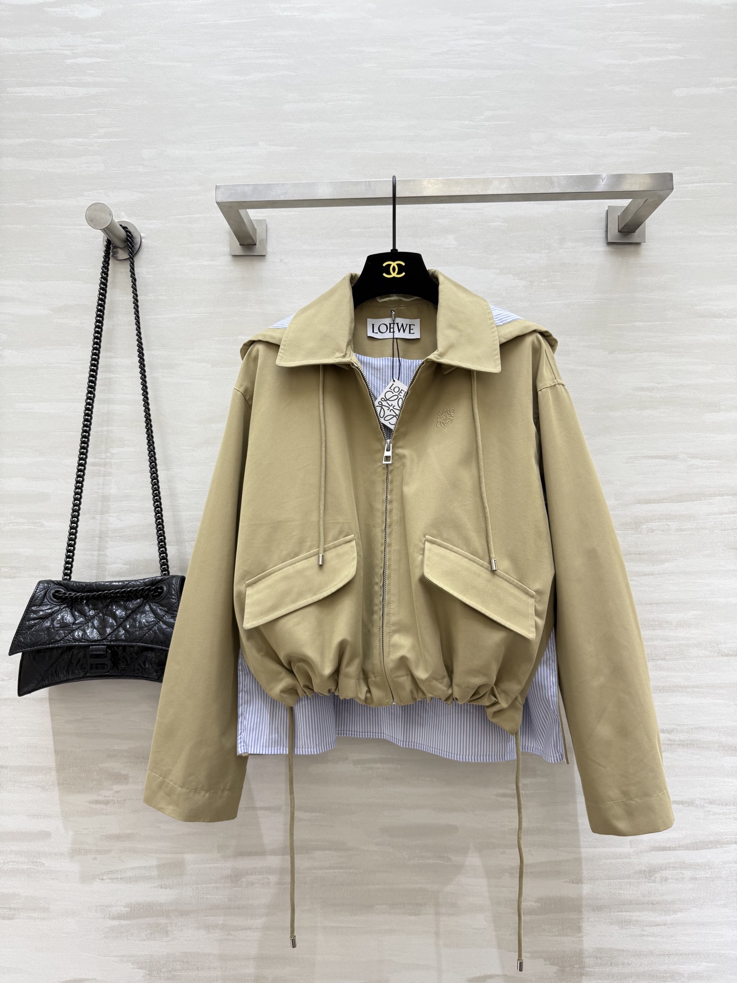 #Loew♡²⁵早秋新款 假两件设计感连帽外套 高品质定制 现货来size：S/M/L（s码肩宽：50，