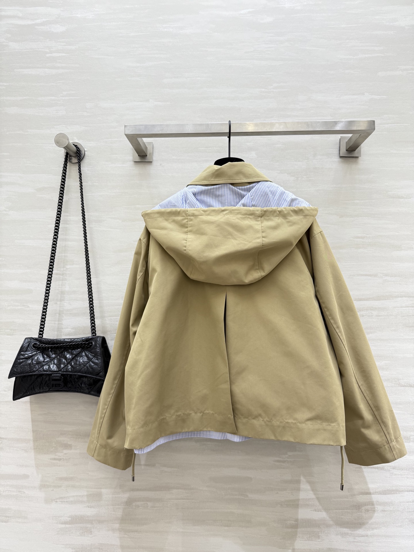 #Loew♡²⁵早秋新款 假两件设计感连帽外套 高品质定制 现货来size：S/M/L（s码肩宽：50，