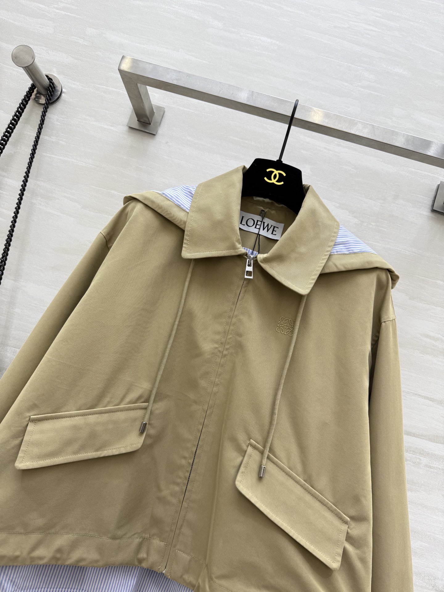 #Loew♡²⁵早秋新款 假两件设计感连帽外套 高品质定制 现货来size：S/M/L（s码肩宽：50，