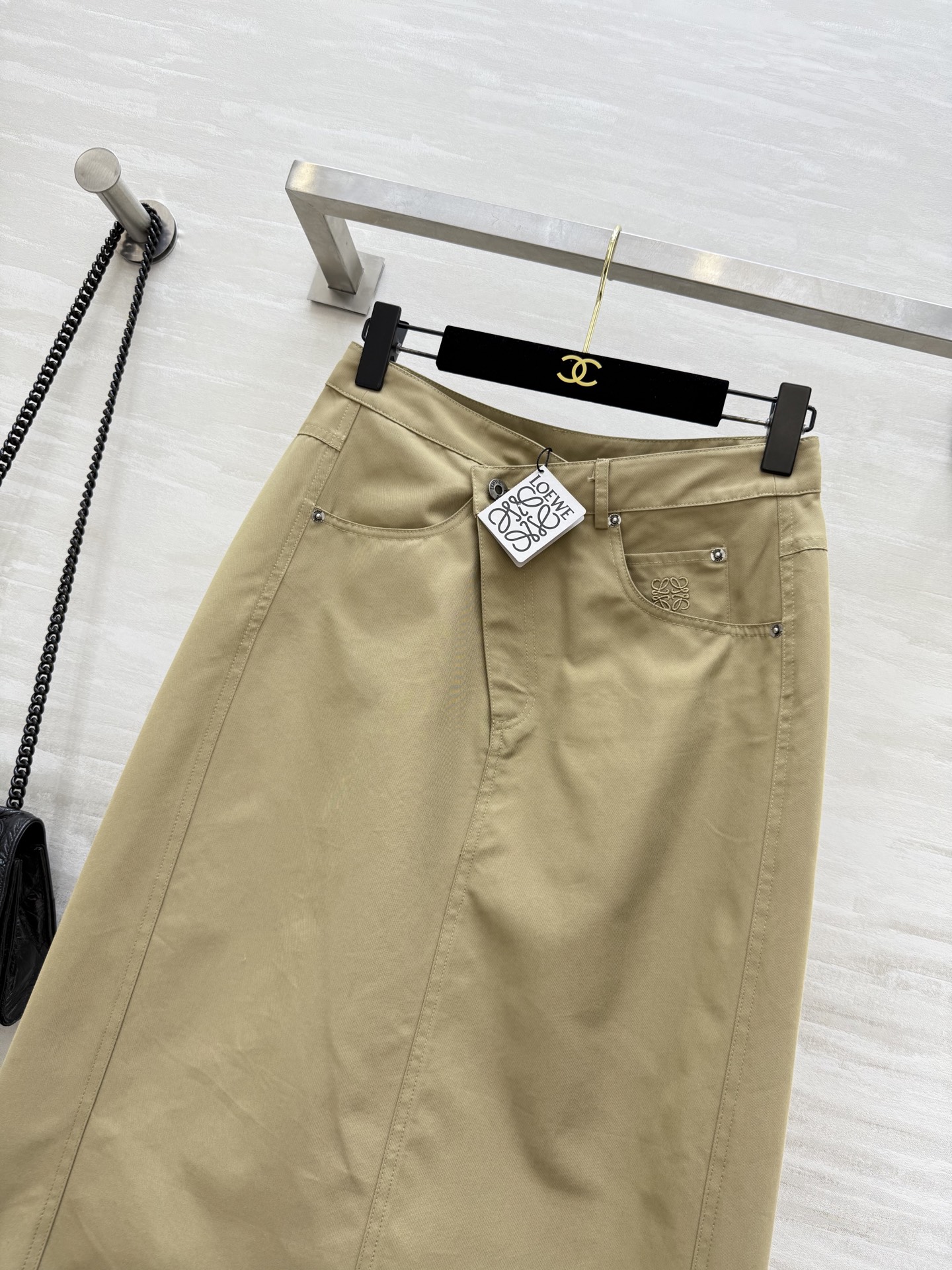 #Loew♡²⁵早秋新款 不规则剪裁设计半裙 高品质 现货来size：S/M/L（s码腰围：66，臀围：