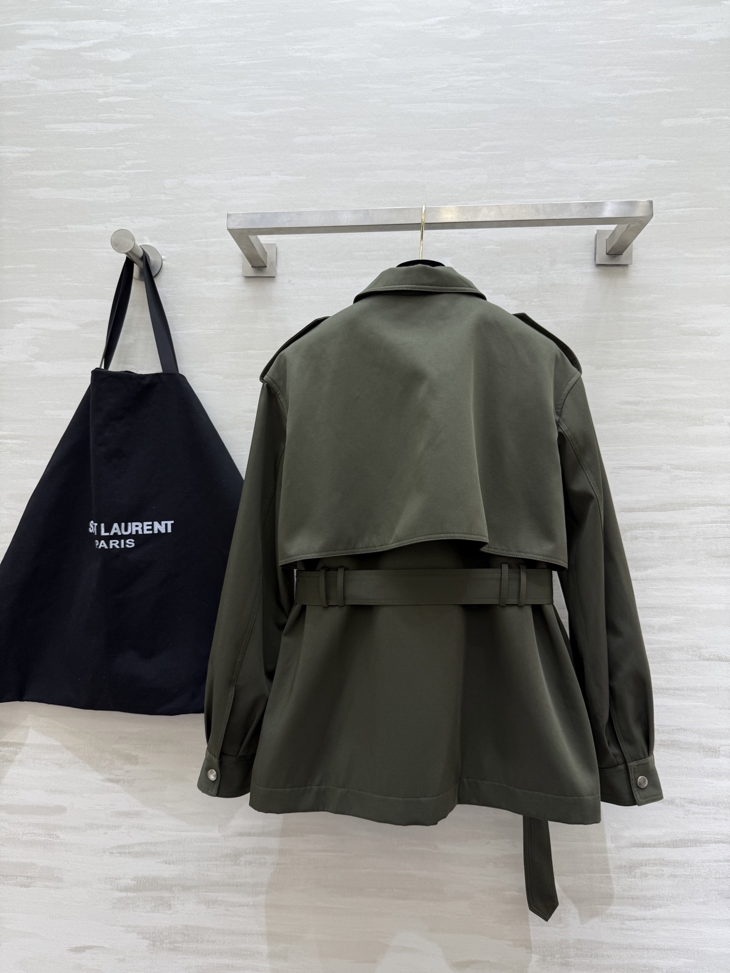 #ysl²⁵早秋新款 翻领肩章风衣外套 中长款 工装大口袋 系腰带收腰显瘦 高品质 现货来size：S/