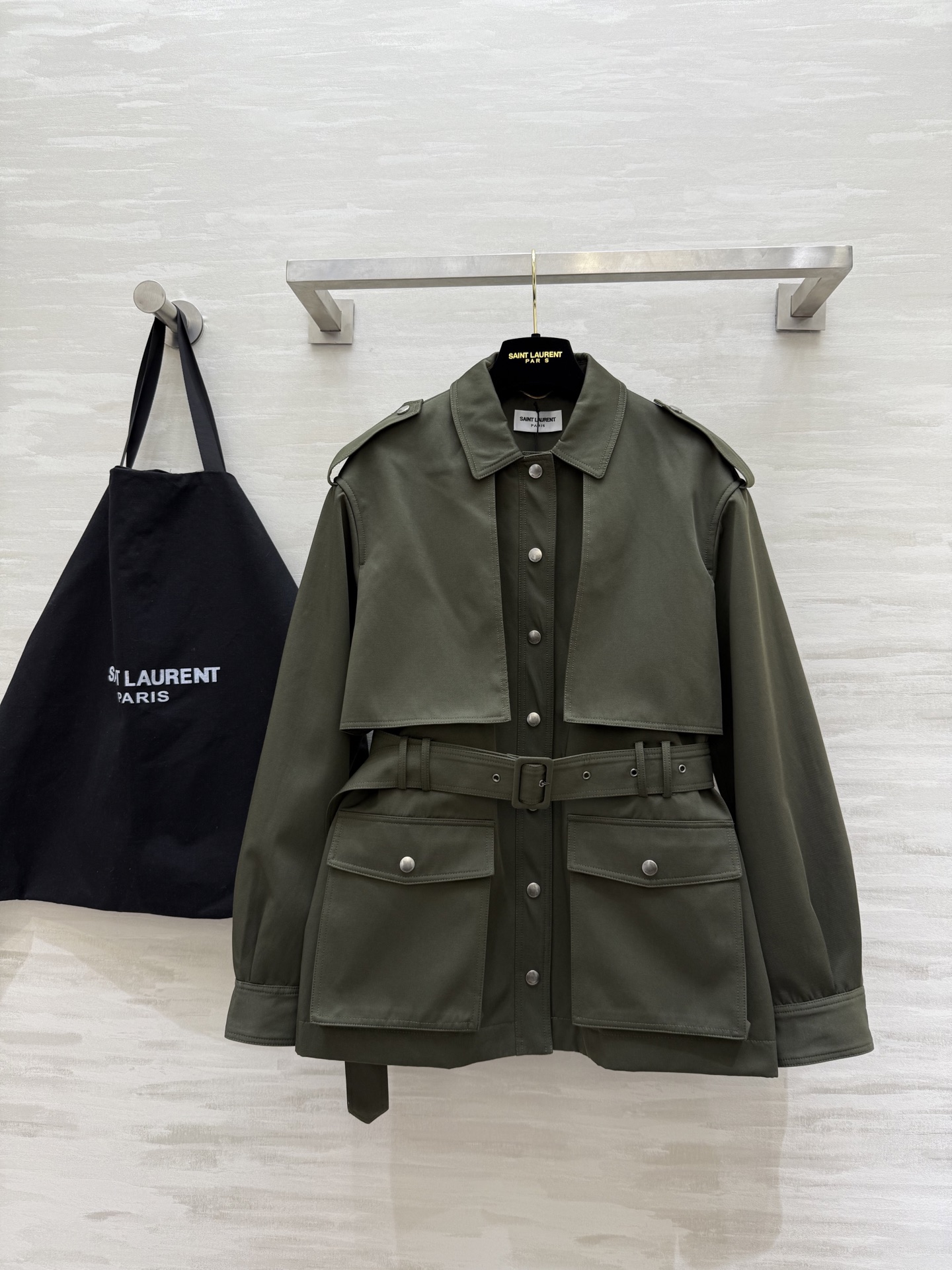NO:500210,#ysl early autumn new style lapel ejection windbreaker jacket mid-length style large workwear pockets belt waist slimming high quality spot sizeS/M/L (size s shoulder width 47, bust 102, length 66), saint laurent, jackets & coats, alexander wang19860909#ysl早秋新款 翻领肩章风衣外套 中长款 工装大口袋 系腰带收腰显瘦 高品质 现货来sizeS/M/L（s码肩宽47,胸围102,衣长66）,,saint laurent,jackets & coats,alexander wang,Women's clothing