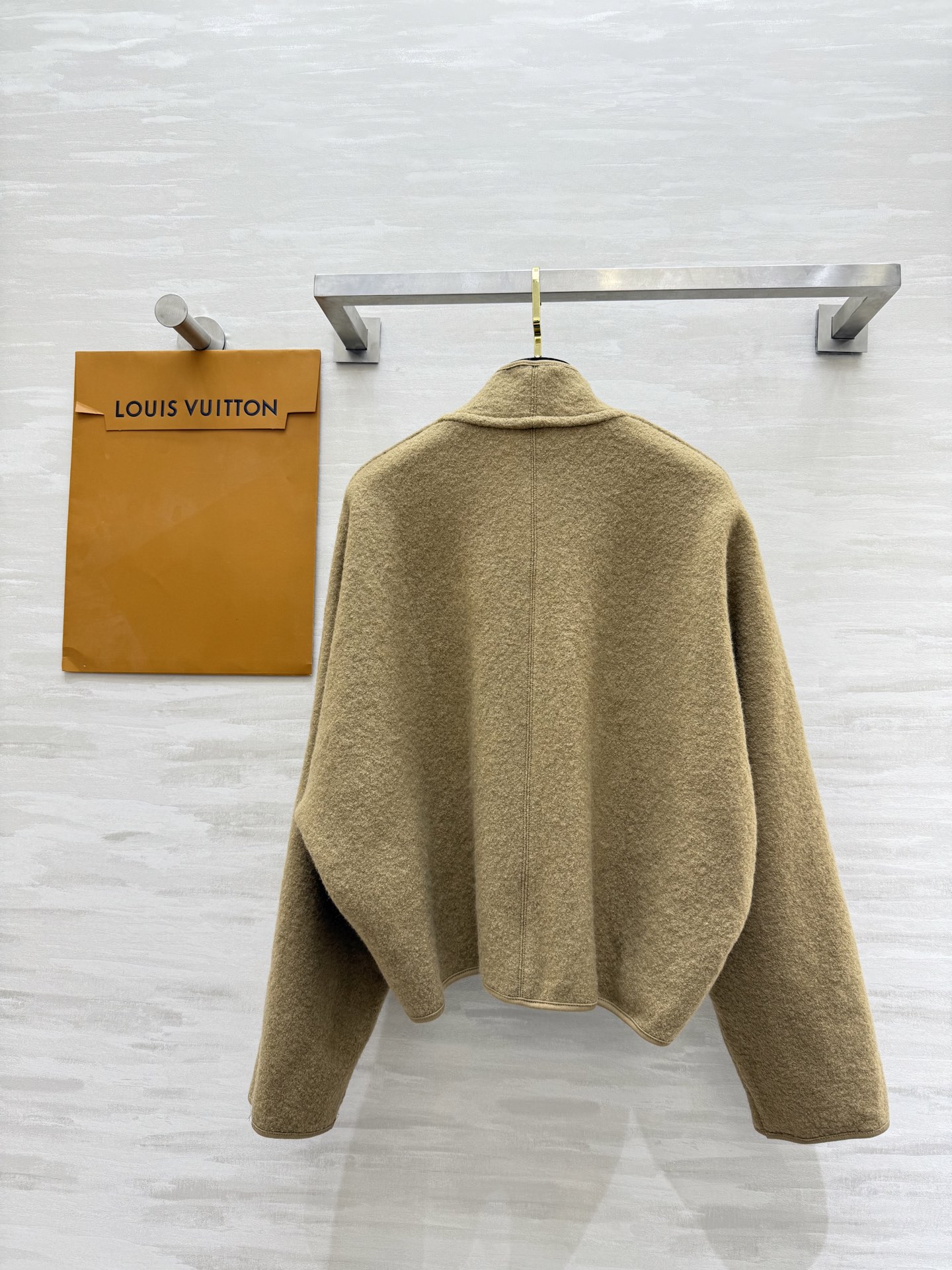 #Louis Vuitto♡²⁵秋冬新款 皮扣装饰斗篷外套 高品质定制 现货首发size：S/M/L（s