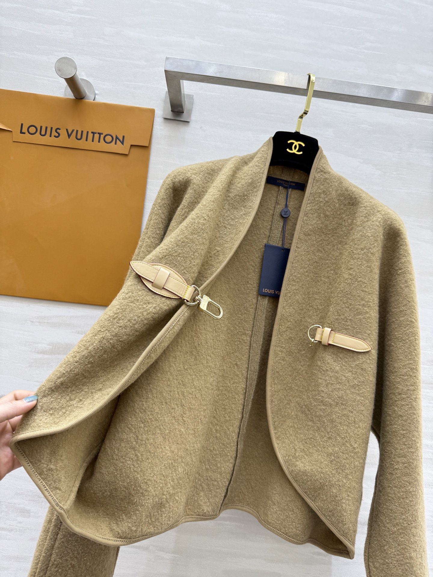 #Louis Vuitto♡²⁵秋冬新款 皮扣装饰斗篷外套 高品质定制 现货首发size：S/M/L（s