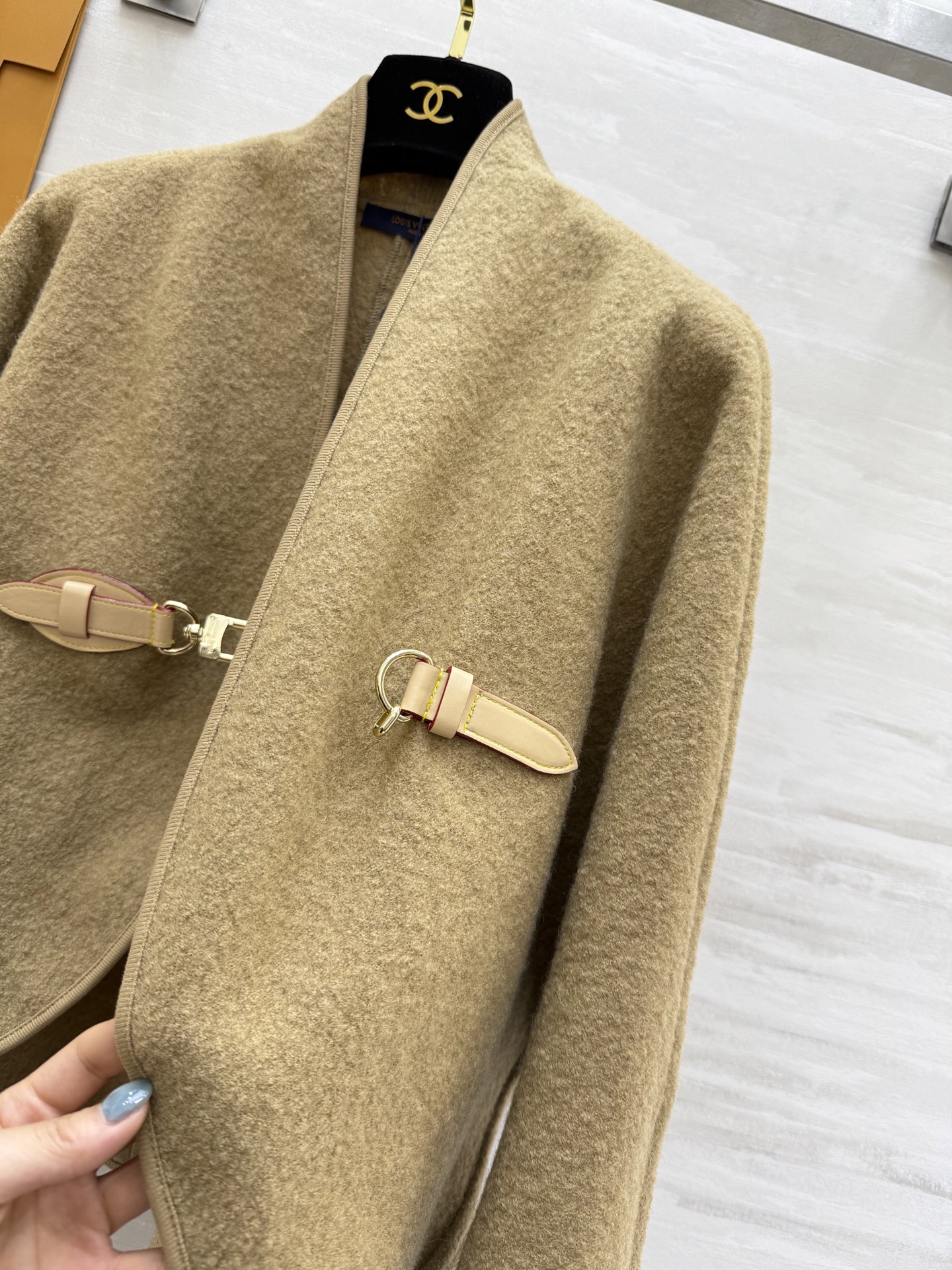 #Louis Vuitto♡²⁵秋冬新款 皮扣装饰斗篷外套 高品质定制 现货首发size：S/M/L（s