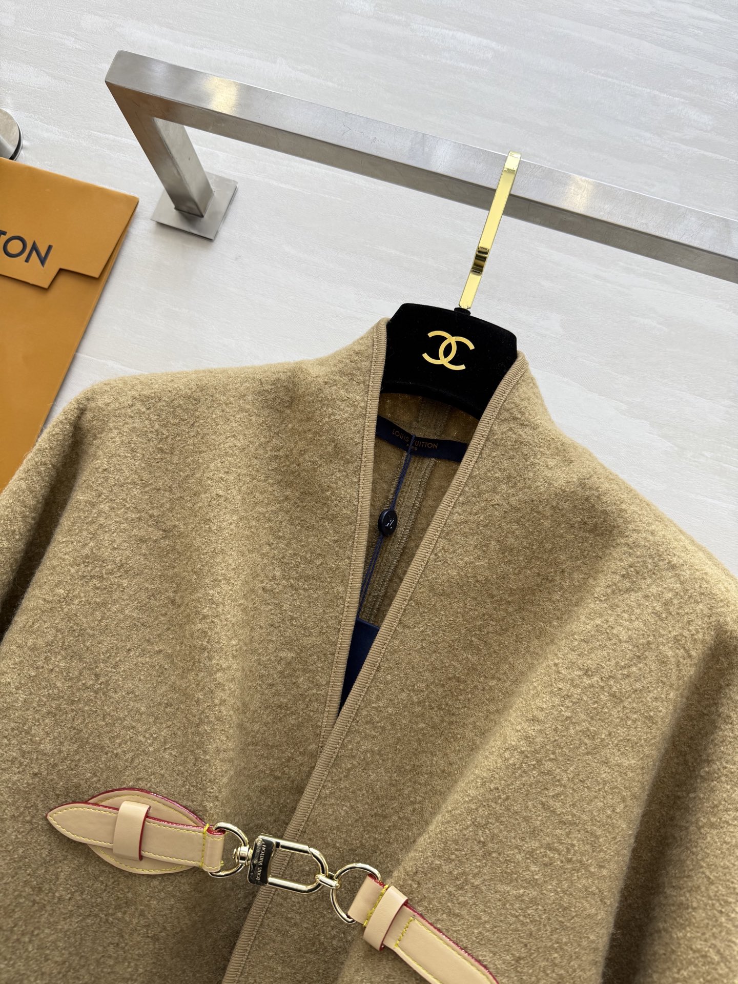 #Louis Vuitto♡²⁵秋冬新款 皮扣装饰斗篷外套 高品质定制 现货首发size：S/M/L（s