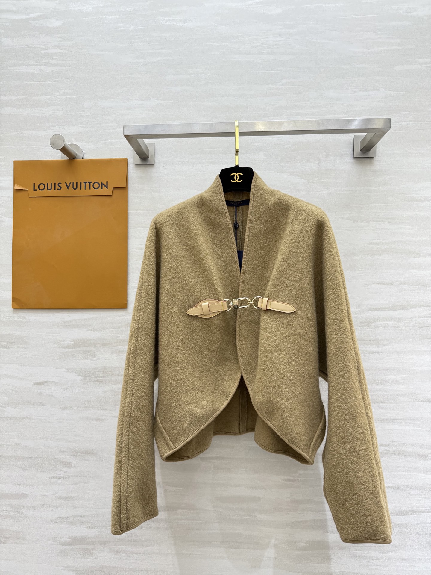 NO:500202,#Louis Vuitto autumn and winter new leather buckle decorative cape jacket high quality customization spot first-time sizeS/M/L (size s bust 118, 55 length),,louis vuitton, jackets & coats,alexander wang19860909#Louis Vuitto秋冬新款 皮扣装饰斗篷外套 高品质定制 现货首发sizeS/M/L（s码胸围118,衣长55）,,louis vuitton,jackets & coats,alexander wang,Women's clothing