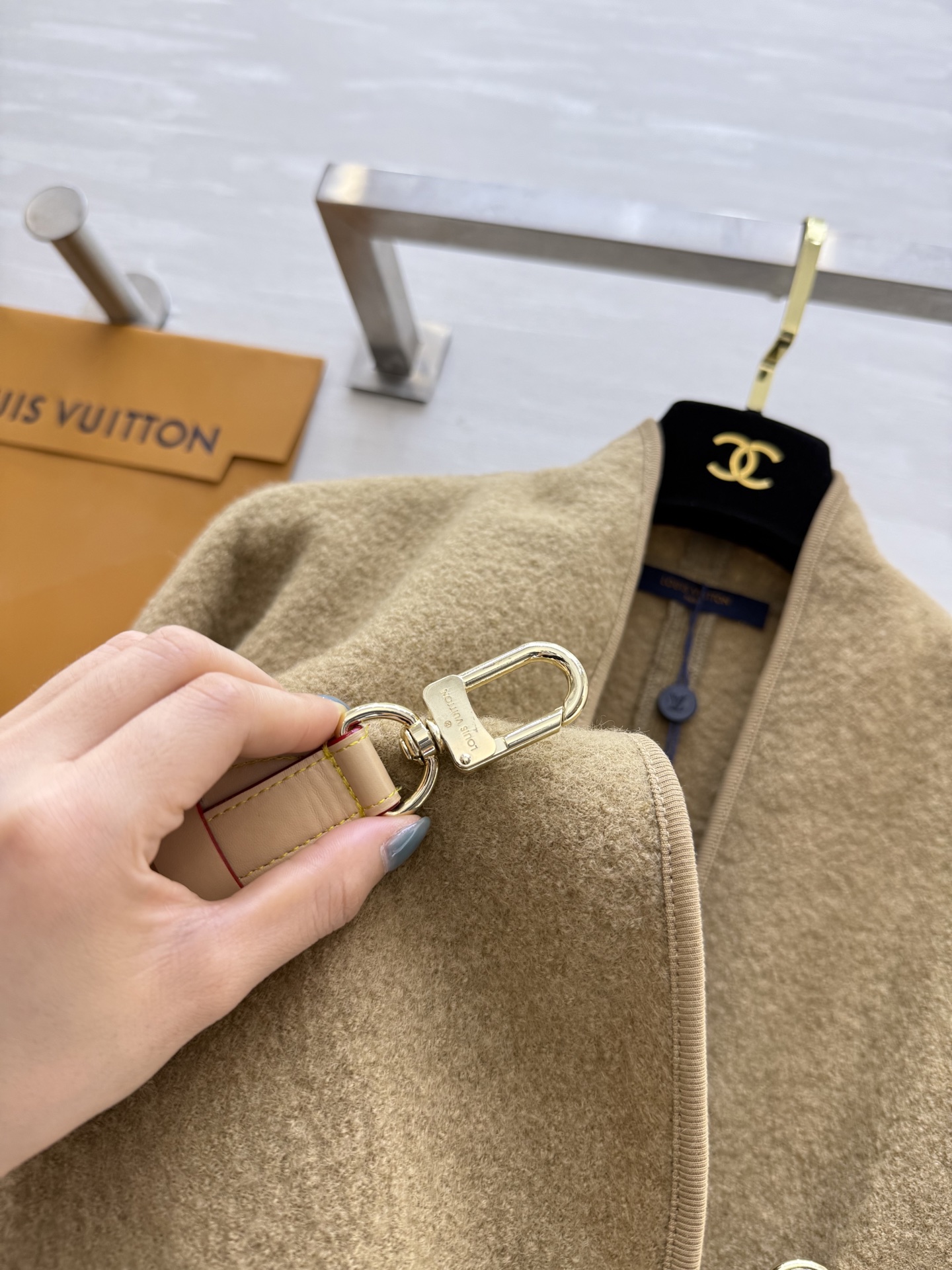 #Louis Vuitto♡²⁵秋冬新款 皮扣装饰斗篷外套 高品质定制 现货首发size：S/M/L（s