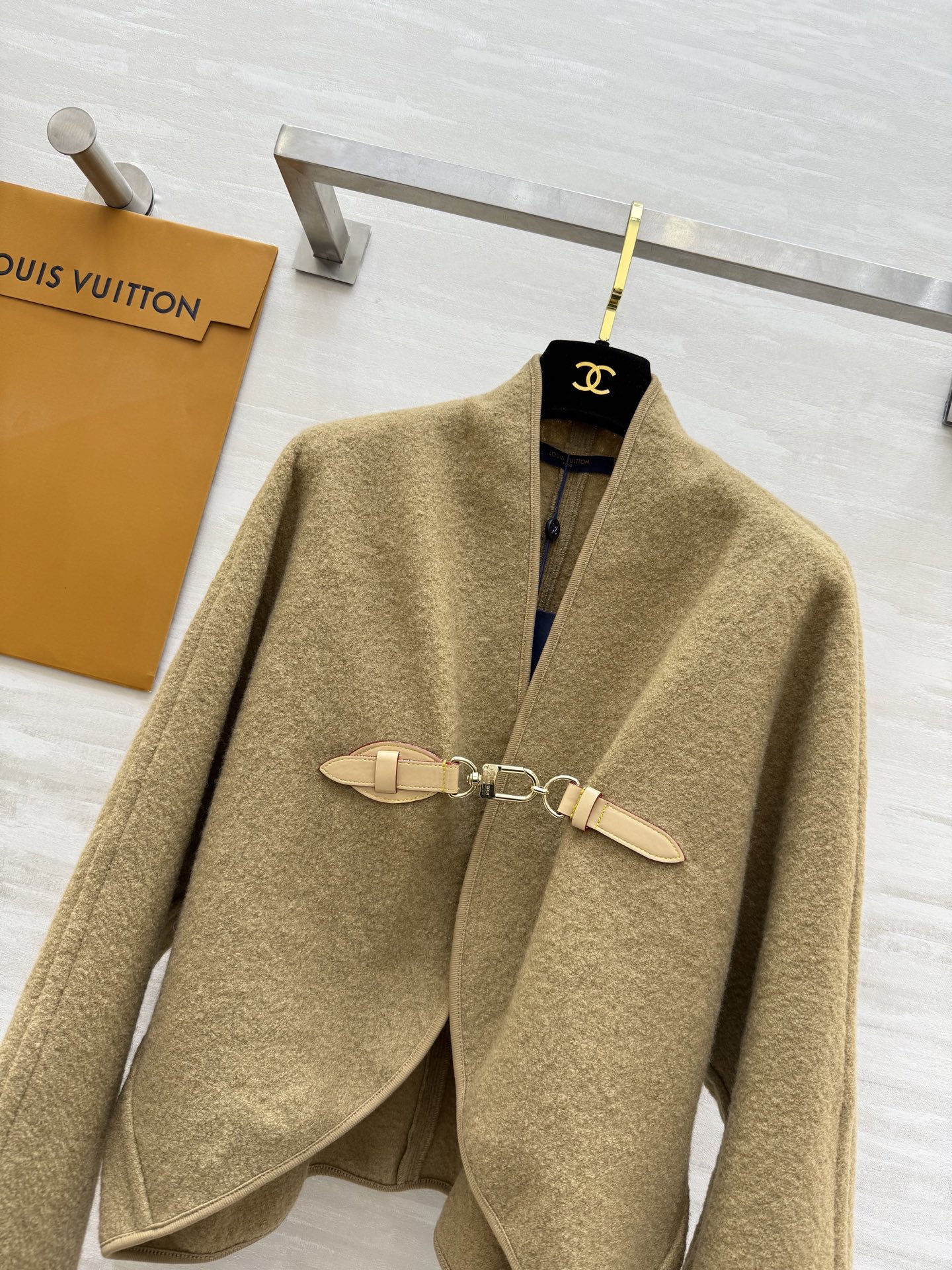 #Louis Vuitto♡²⁵秋冬新款 皮扣装饰斗篷外套 高品质定制 现货首发size：S/M/L（s