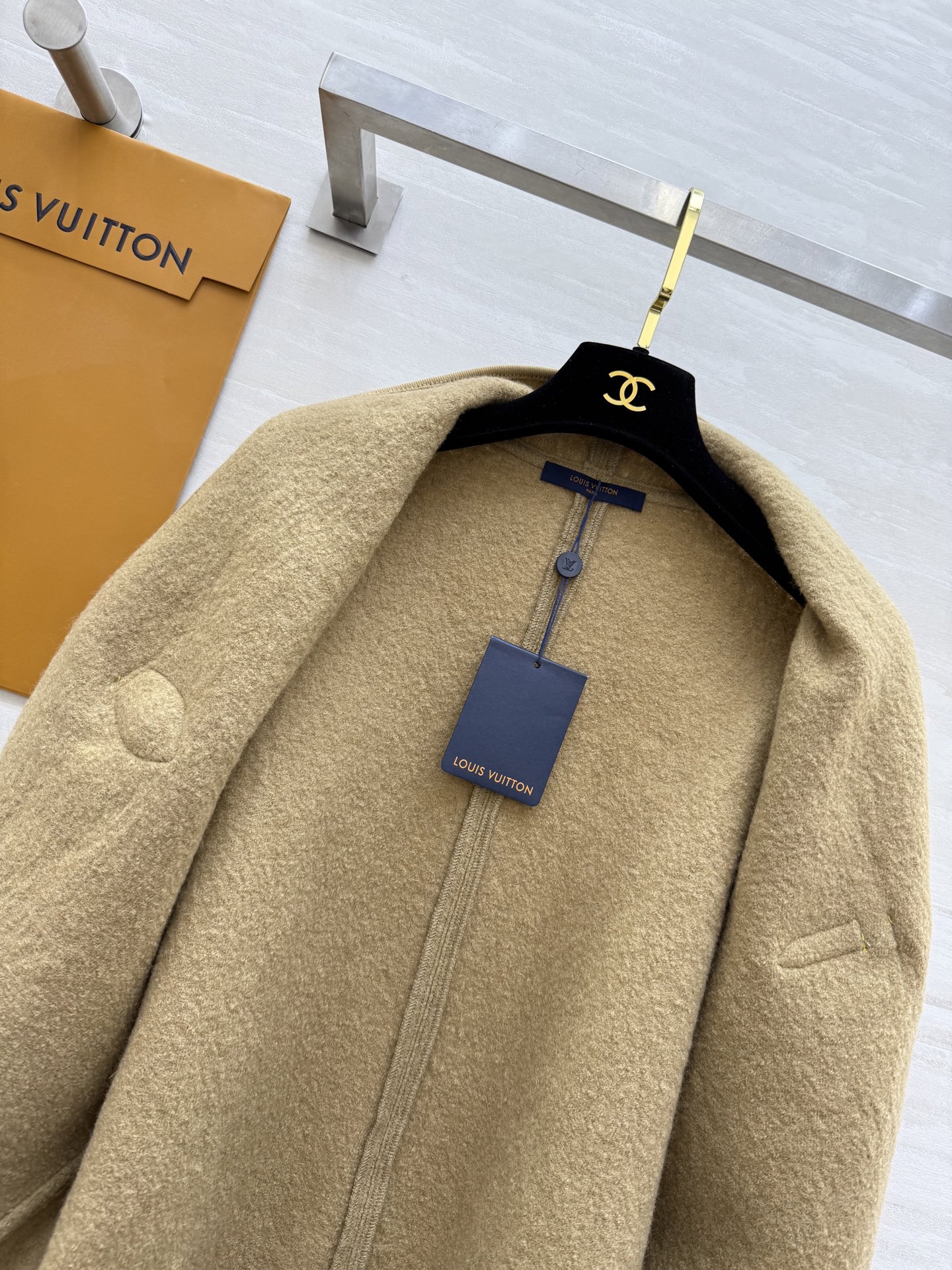 #Louis Vuitto♡²⁵秋冬新款 皮扣装饰斗篷外套 高品质定制 现货首发size：S/M/L（s