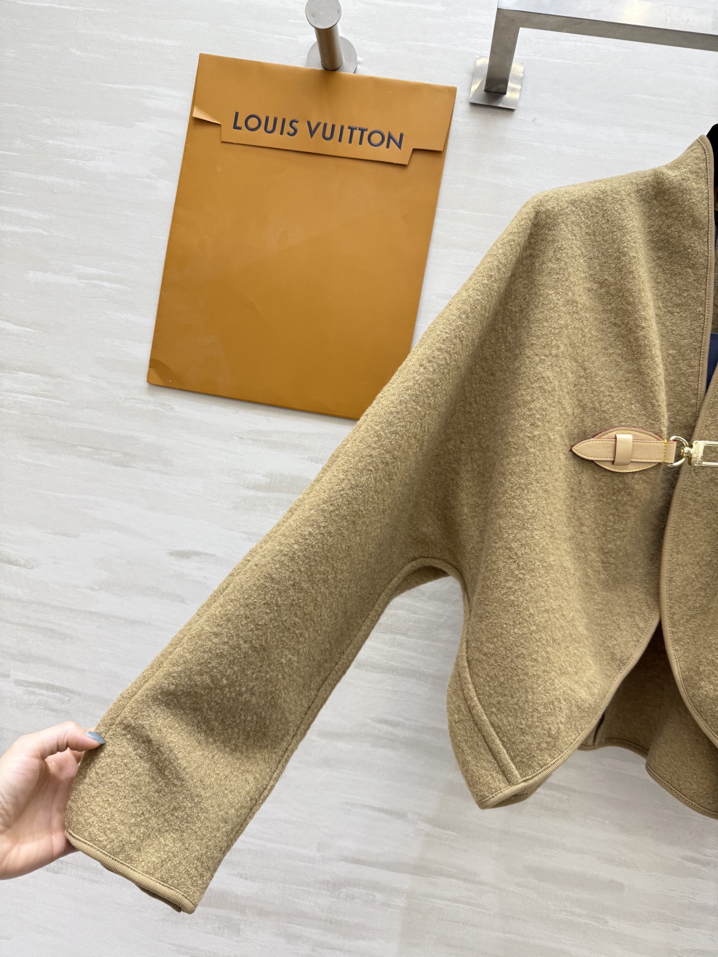 #Louis Vuitto♡²⁵秋冬新款 皮扣装饰斗篷外套 高品质定制 现货首发size：S/M/L（s