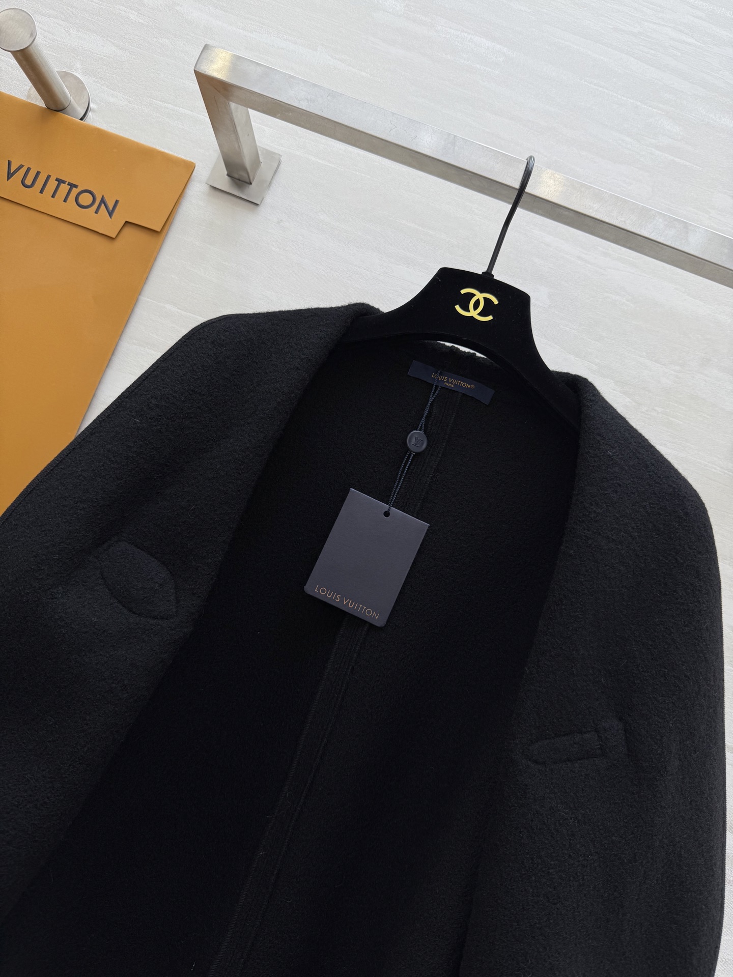 #Louis Vuitto♡²⁵秋冬新款 皮扣装饰斗篷外套 高品质定制 现货首发size：S/M/L（s