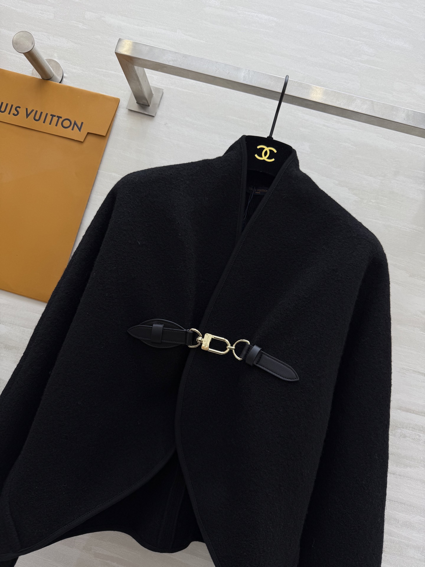 #Louis Vuitto♡²⁵秋冬新款 皮扣装饰斗篷外套 高品质定制 现货首发size：S/M/L（s