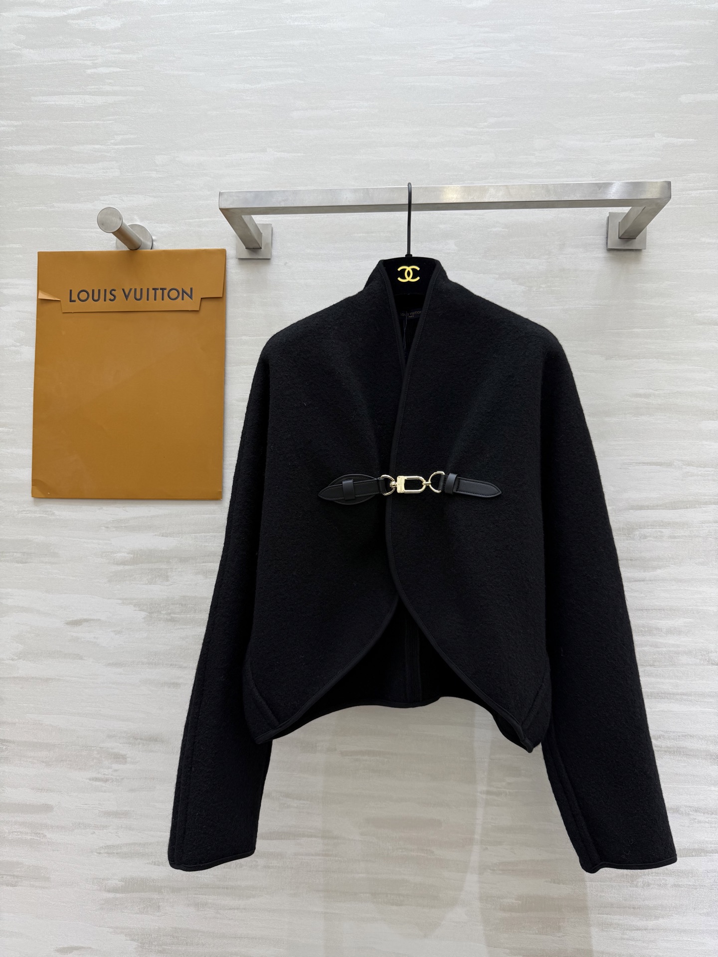 NO:500212,#Louis Vuitto autumn and winter new leather buckle decorative cape jacket high quality customization spot first-time sizeS/M/L (size s bust 118, 55 length),,louis vuitton, jackets & coats,alexander wang19860909#Louis Vuitto秋冬新款 皮扣装饰斗篷外套 高品质定制 现货首发sizeS/M/L（s码胸围118,衣长55）,,louis vuitton,jackets & coats,alexander wang,Women's clothing