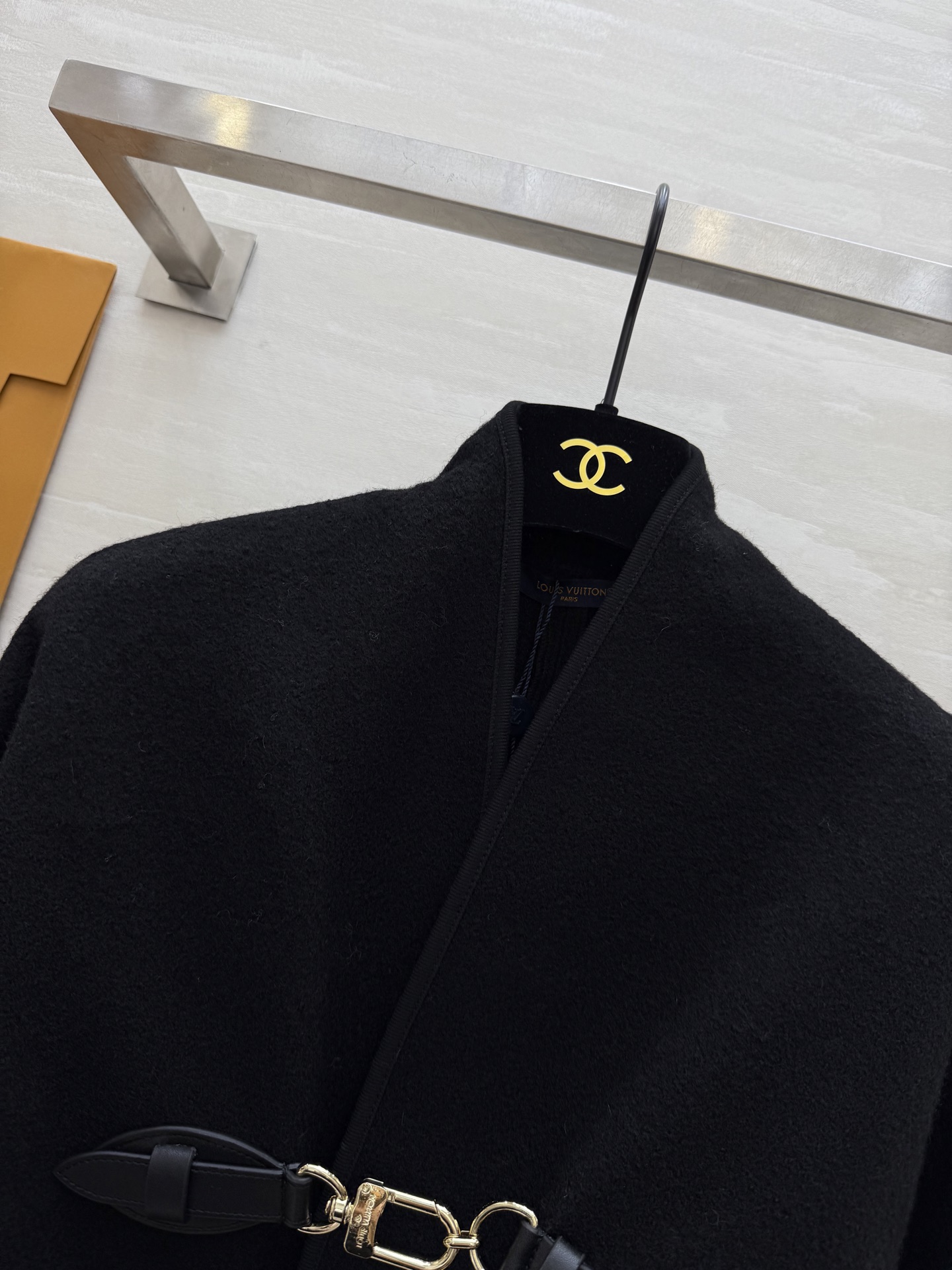 #Louis Vuitto♡²⁵秋冬新款 皮扣装饰斗篷外套 高品质定制 现货首发size：S/M/L（s