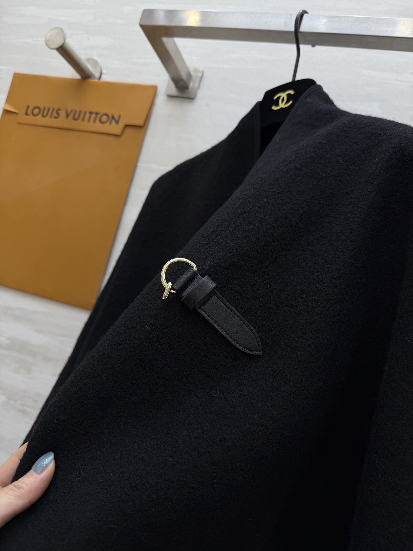 #Louis Vuitto♡²⁵秋冬新款 皮扣装饰斗篷外套 高品质定制 现货首发size：S/M/L（s