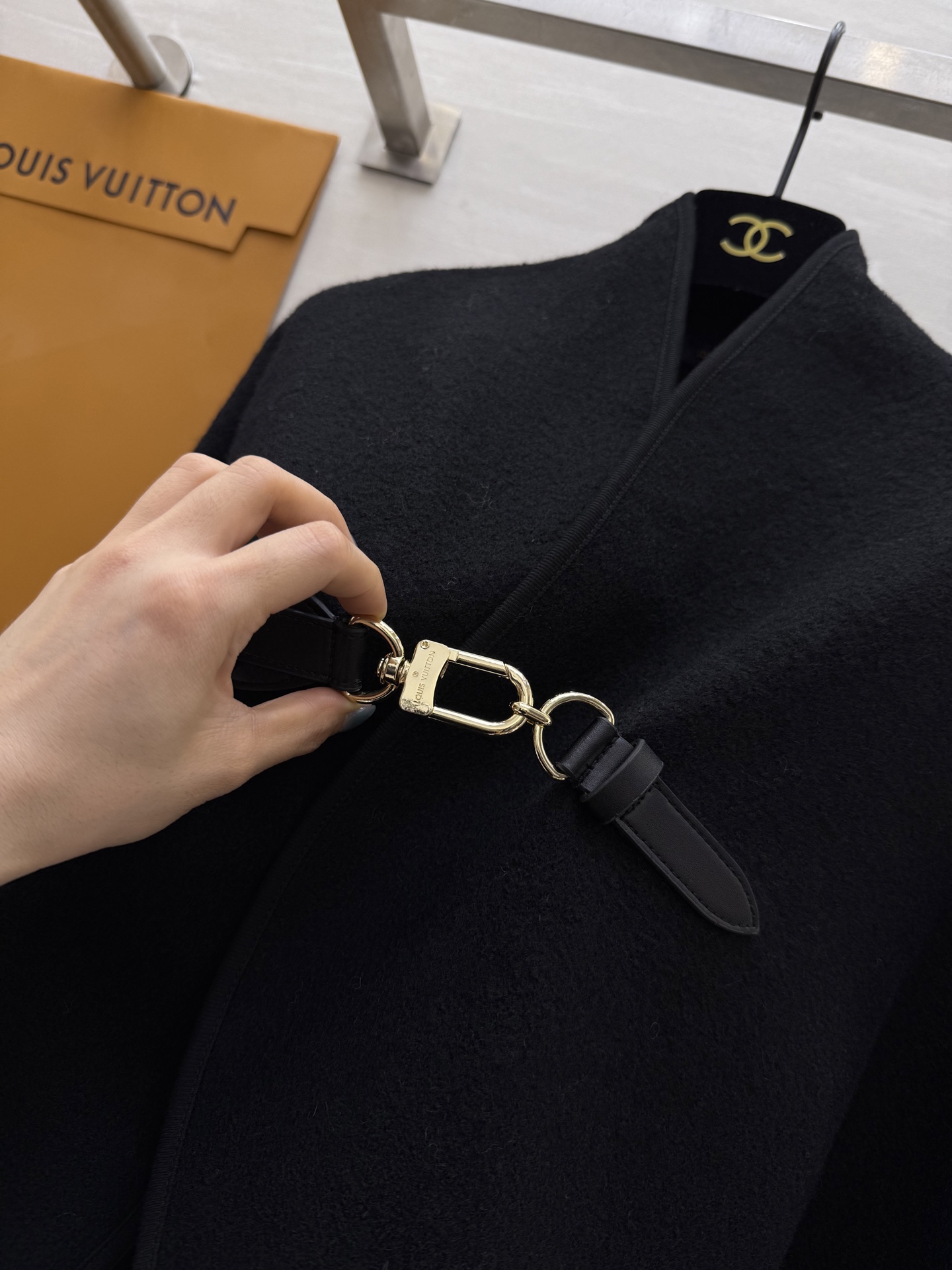 #Louis Vuitto♡²⁵秋冬新款 皮扣装饰斗篷外套 高品质定制 现货首发size：S/M/L（s