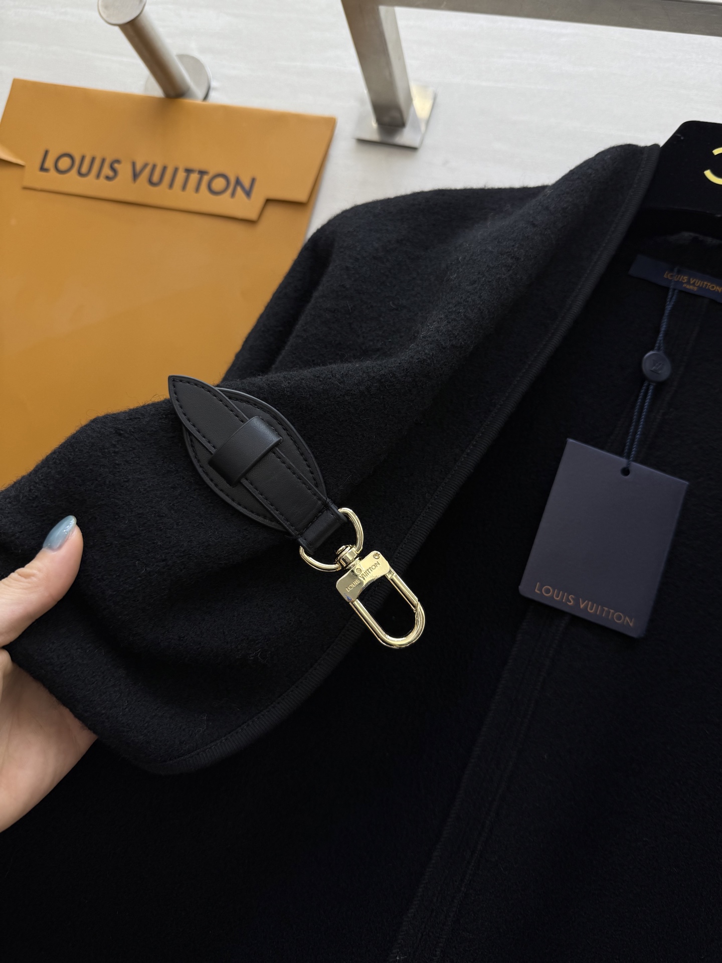 #Louis Vuitto♡²⁵秋冬新款 皮扣装饰斗篷外套 高品质定制 现货首发size：S/M/L（s