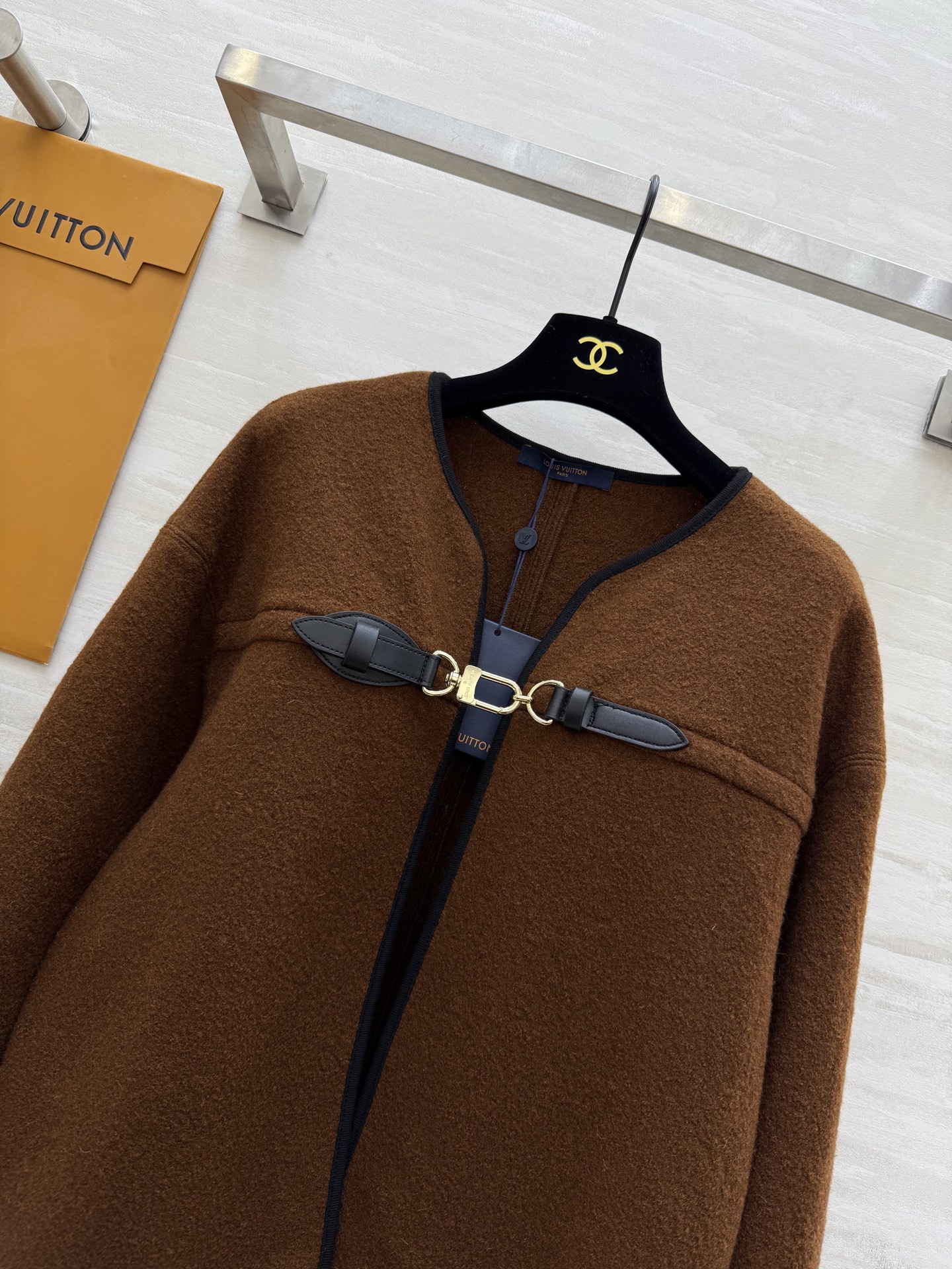 #Louis Vuitto♡²⁵秋冬新款 皮扣装饰斗篷外套 高品质定制 现货首发size：S/M/L（s