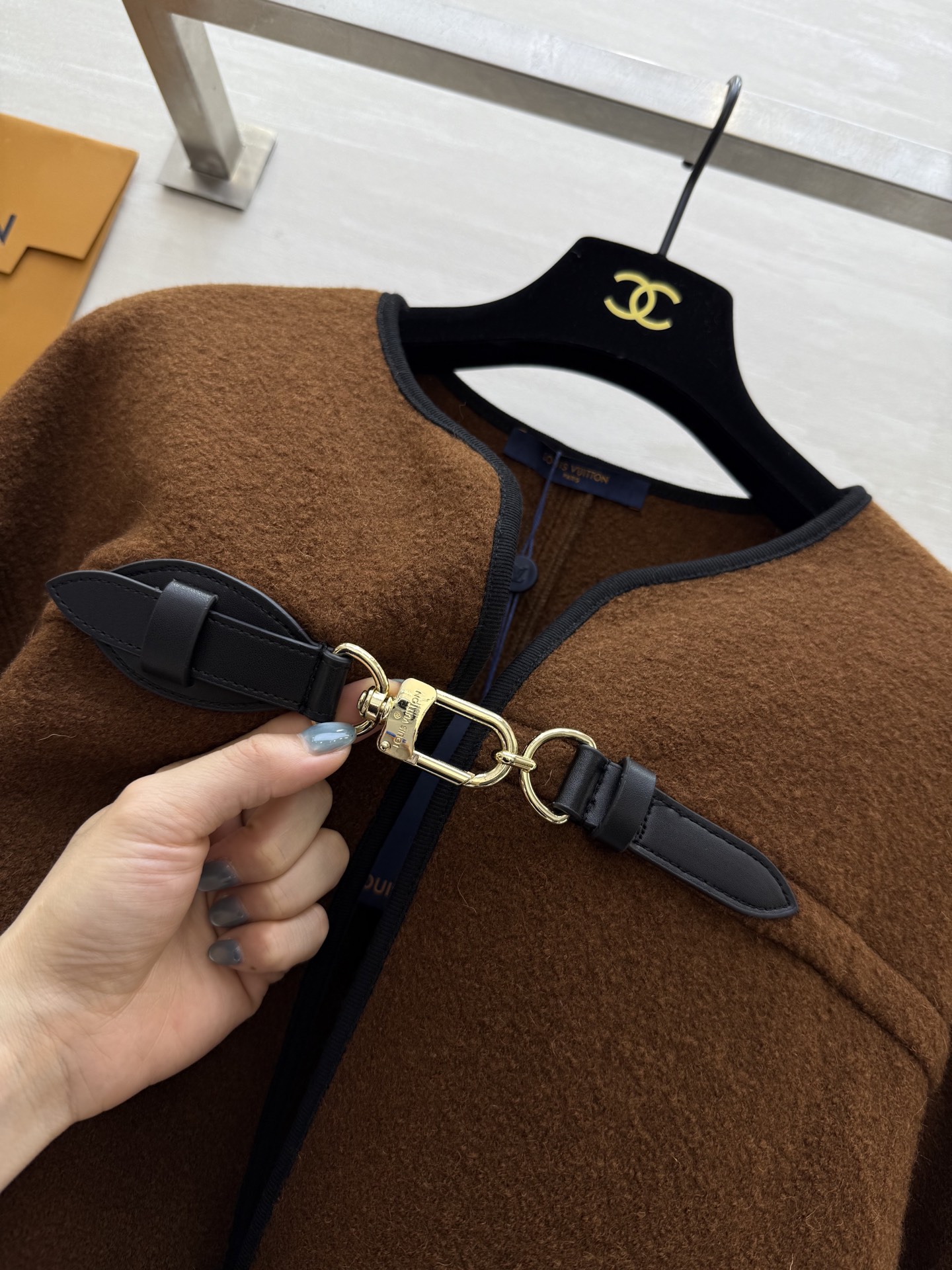 #Louis Vuitto♡²⁵秋冬新款 皮扣装饰斗篷外套 高品质定制 现货首发size：S/M/L（s