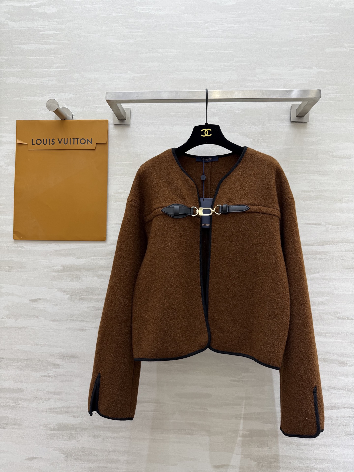 NO:500222,#Louis Vuitto autumn and winter new leather buckle decorative cape jacket high quality customization spot first-time sizeS/M/L (size s size 55 shoulder width, bust 102, garment length 55),,louis vuitton, jackets & coats,alexander wang19860909#Louis Vuitto秋冬新款 皮扣装饰斗篷外套 高品质定制 现货首发sizeS/M/L（s码肩宽55,胸围102,衣长55）,,louis vuitton,jackets & coats,alexander wang,Women's clothing