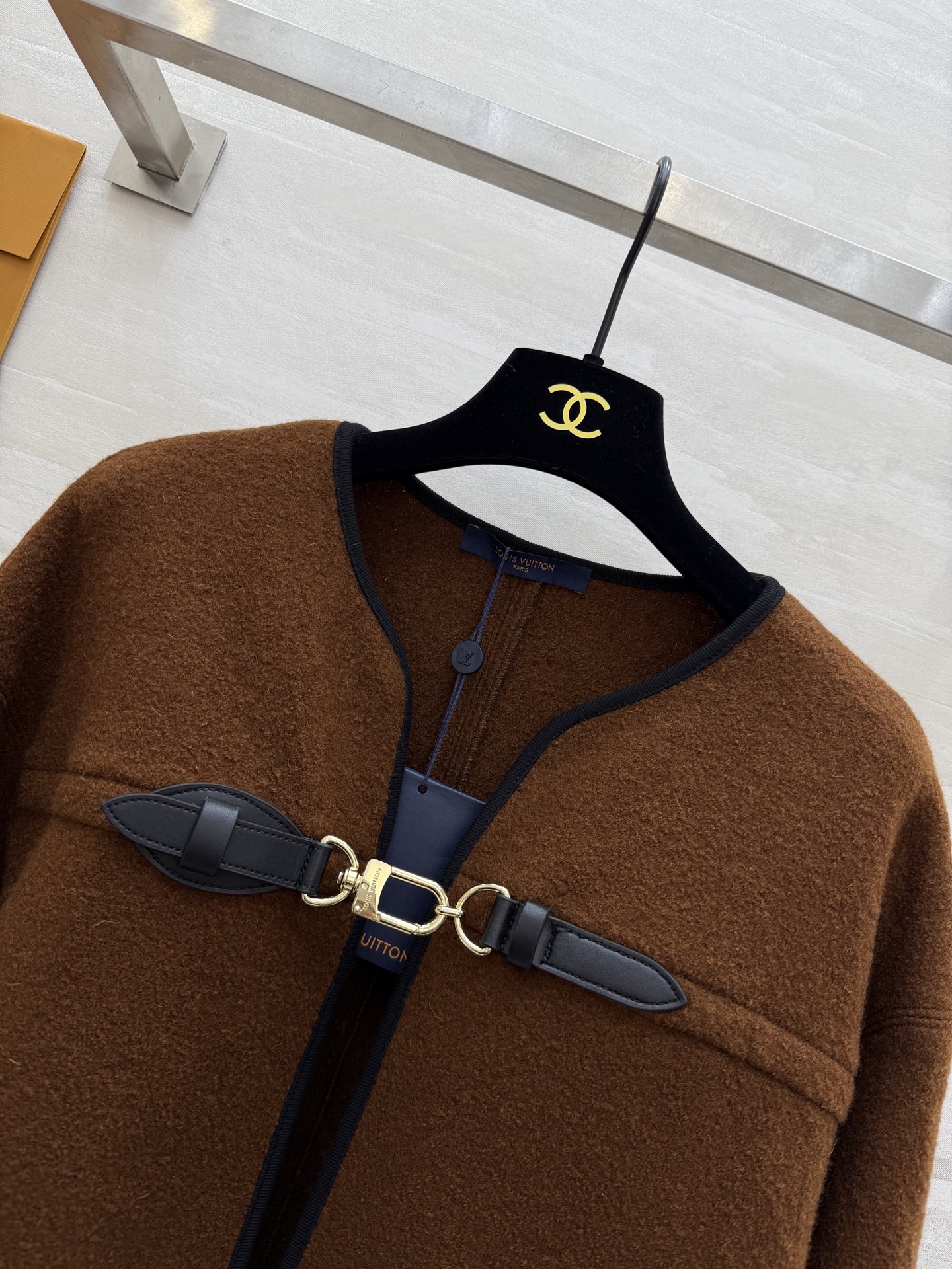 #Louis Vuitto♡²⁵秋冬新款 皮扣装饰斗篷外套 高品质定制 现货首发size：S/M/L（s