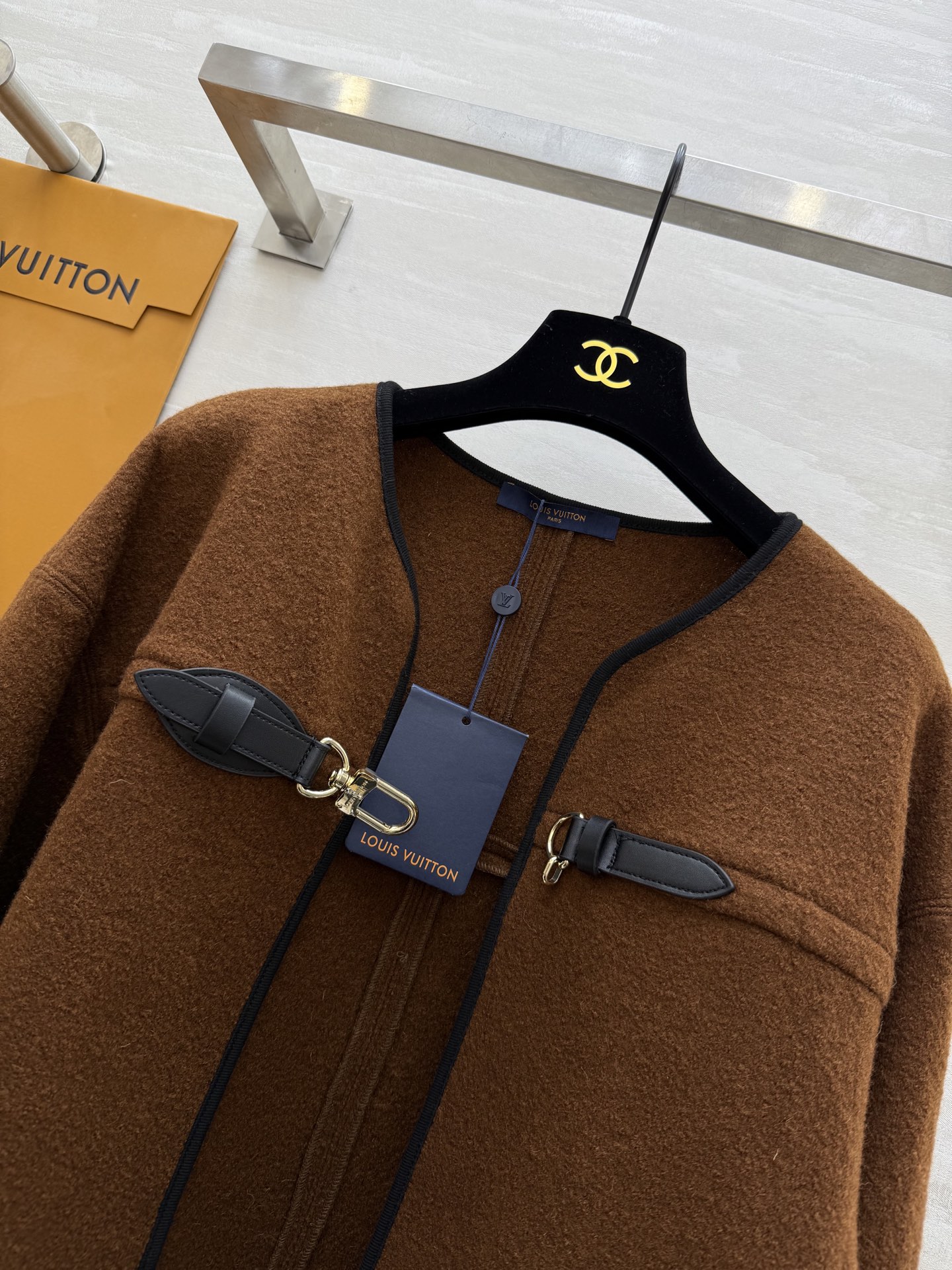 #Louis Vuitto♡²⁵秋冬新款 皮扣装饰斗篷外套 高品质定制 现货首发size：S/M/L（s