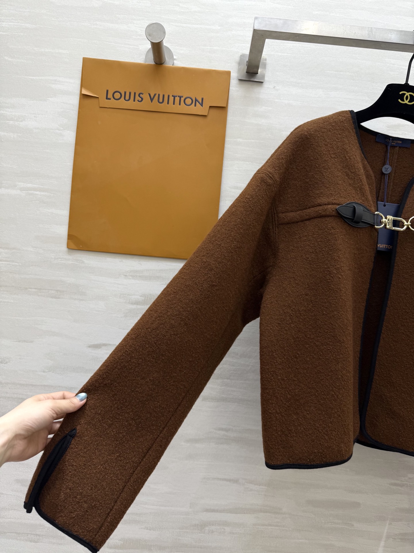 #Louis Vuitto♡²⁵秋冬新款 皮扣装饰斗篷外套 高品质定制 现货首发size：S/M/L（s