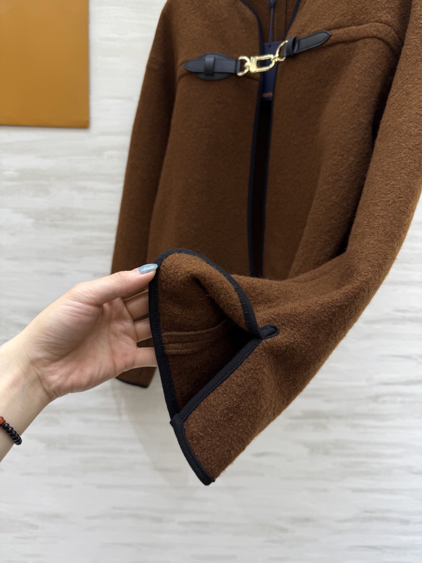 #Louis Vuitto♡²⁵秋冬新款 皮扣装饰斗篷外套 高品质定制 现货首发size：S/M/L（s