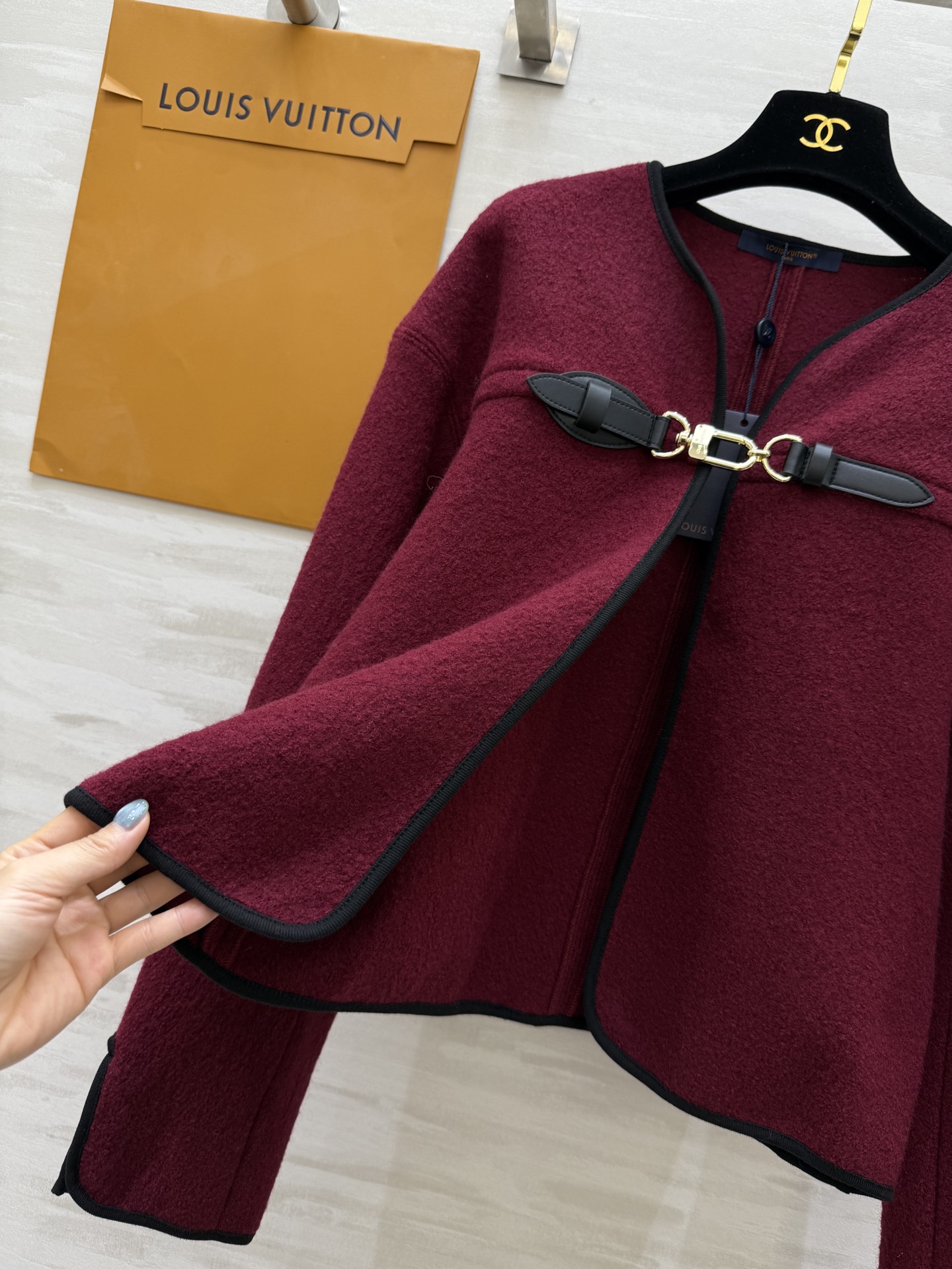 #Louis Vuitto♡²⁵秋冬新款 皮扣装饰斗篷外套 高品质定制 现货首发size：S/M/L（s